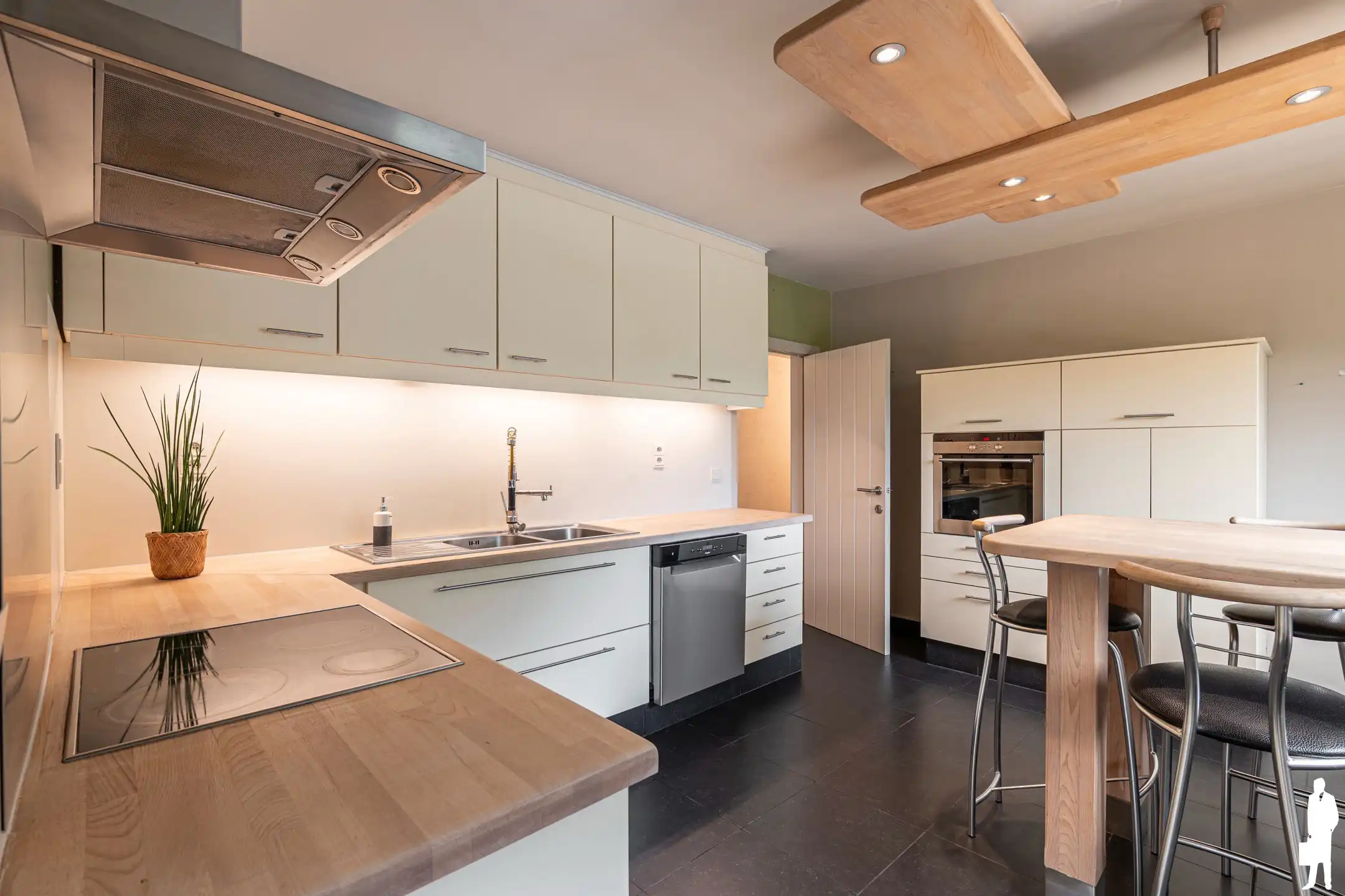 Ruime woning met 5 slpk. op ca. 16 are; uniek, groen gelegen foto 8