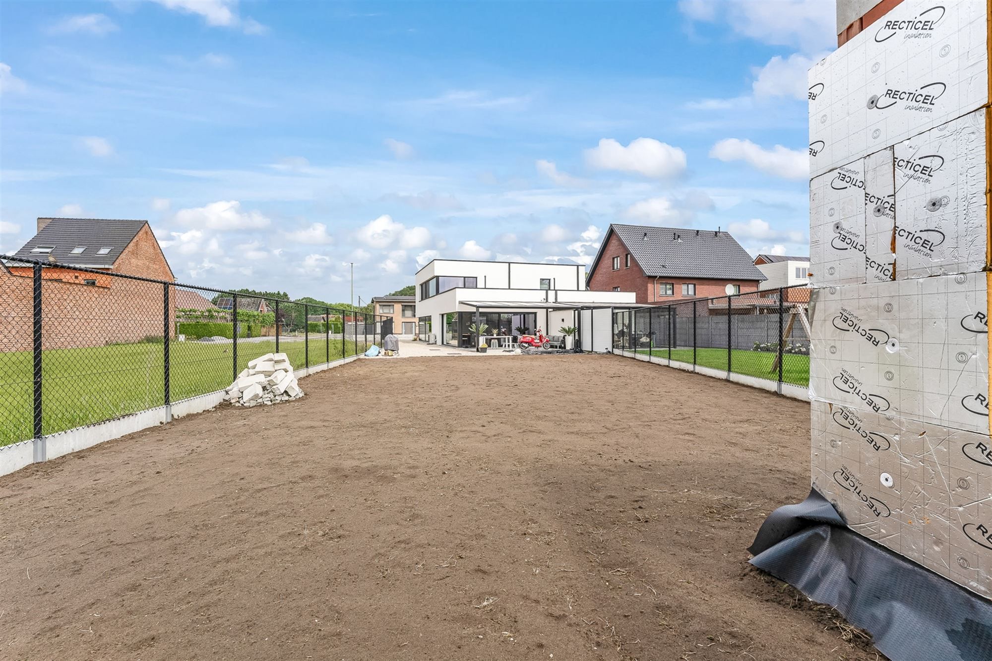 KWALITATIEF AFGEWERKTE NIEUWBOUWWONING MET 3 SLAAPKAMERS + DRESSING EN AANGELEGDE TUIN MET OVERDEKT TERRAS TE BERINGEN foto 22