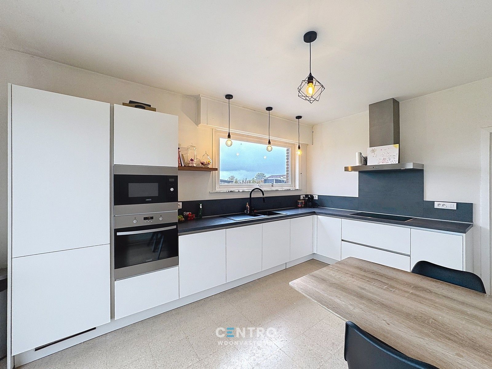 Instapklare, LANDELIJKE WONING met 4 ruime slpkms, 2 badkms, ruime garage, stalling (3 paarden) en gedraineerde buitenpiste te Hooglede (Gits). foto 7