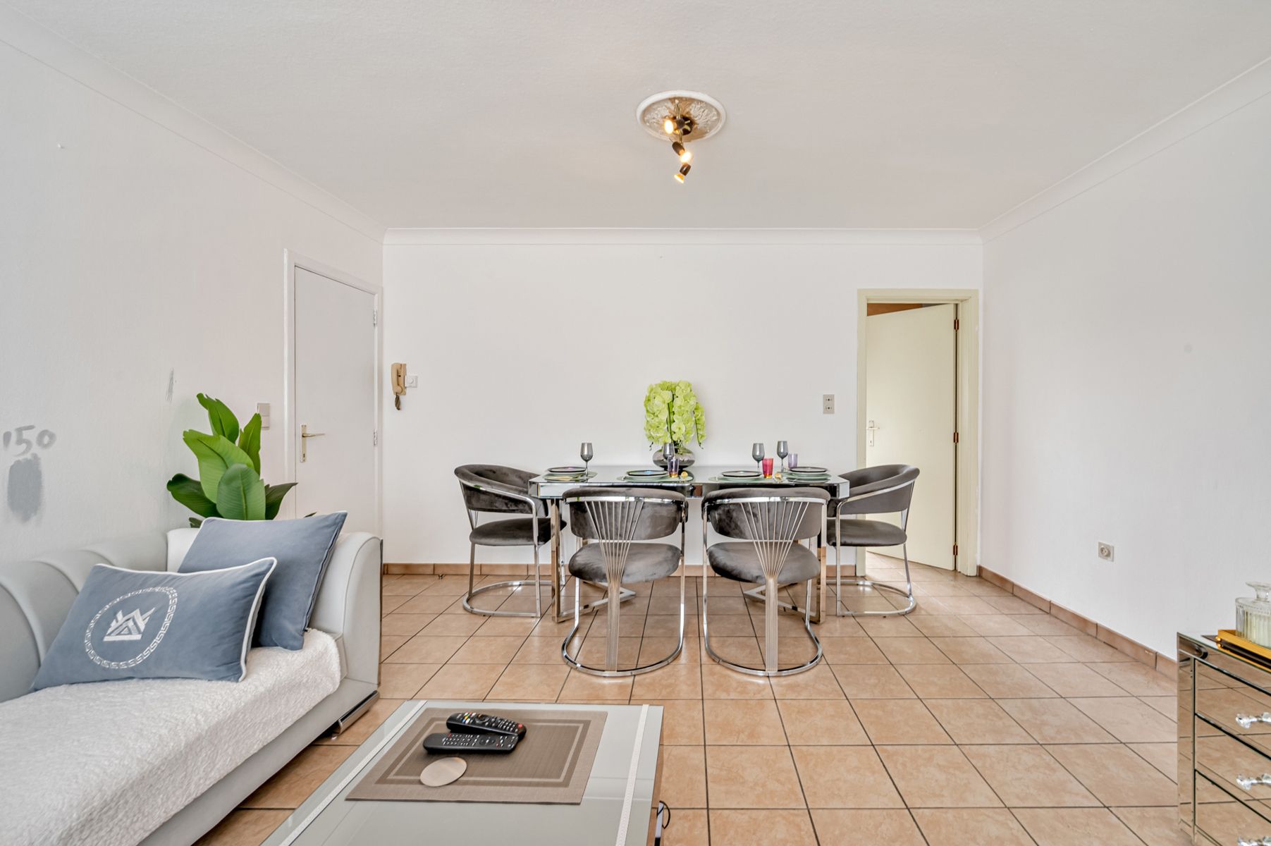 Op te knappen appartement met 2 slaapkamers en terras foto 3