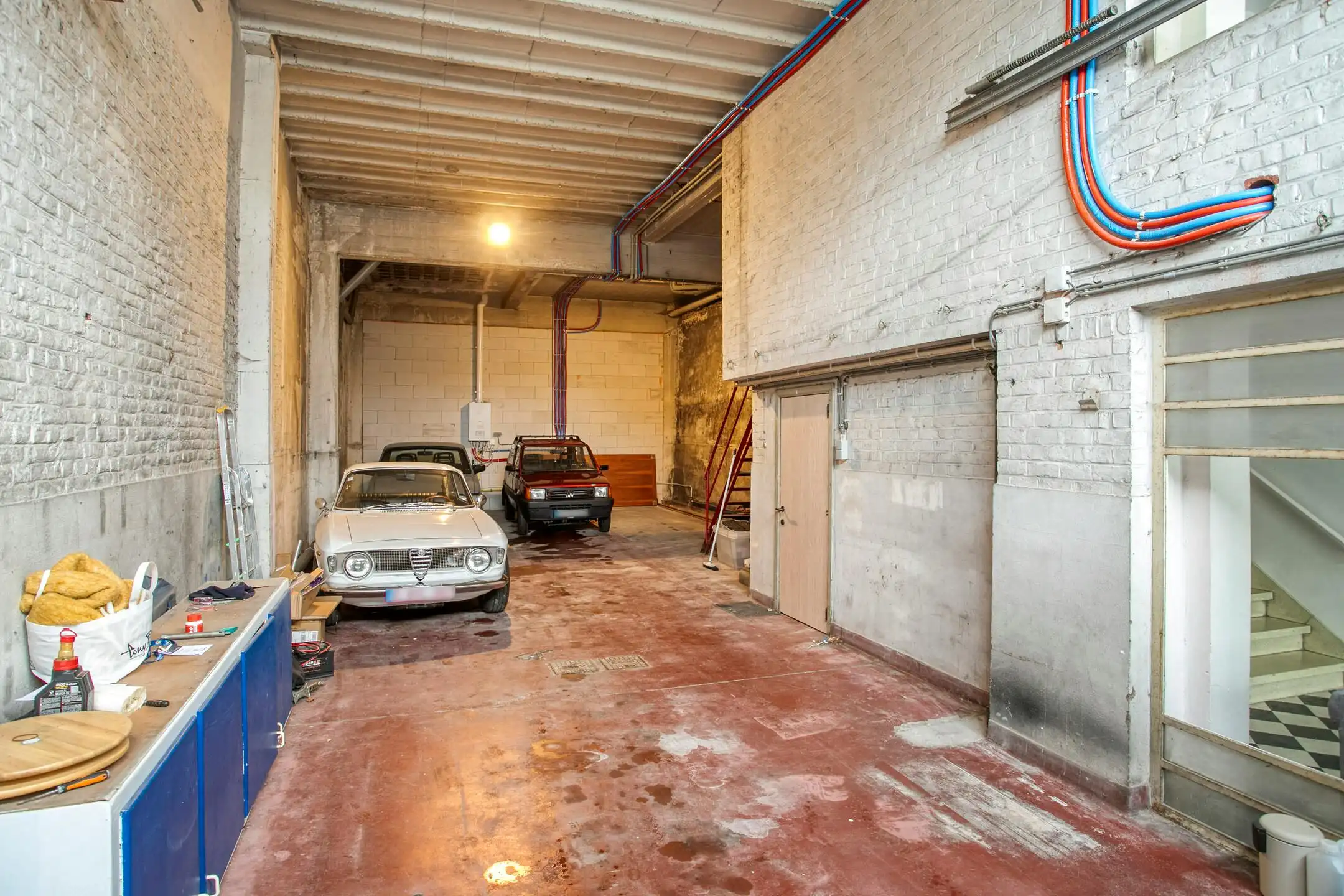 Unieke eigendom met loods en 2 gerenoveerde appartementen  foto 3