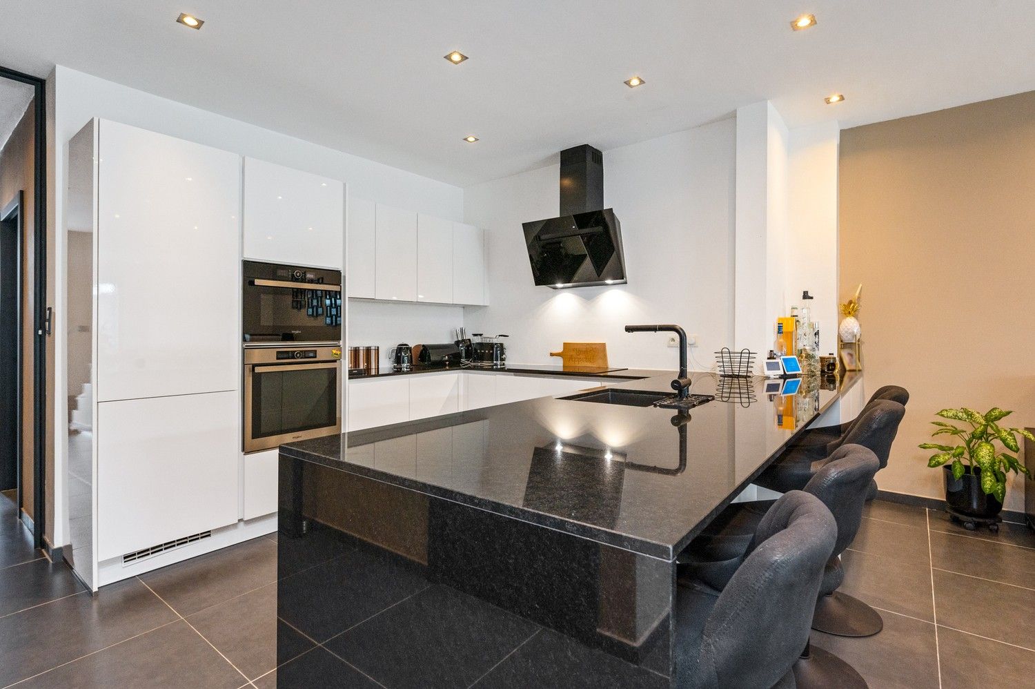 Instapklare, stijlvol gerenoveerde woning met tuin in hartje Broechem foto 10