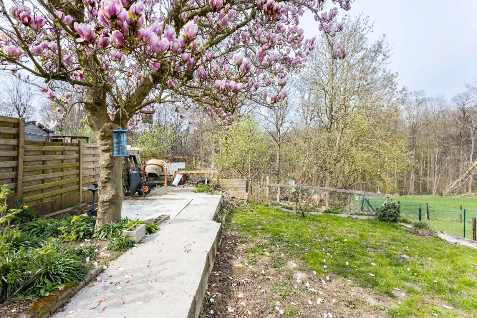 Ruime alleenstaande woning met garage in heuvelachtige omgeving foto 43