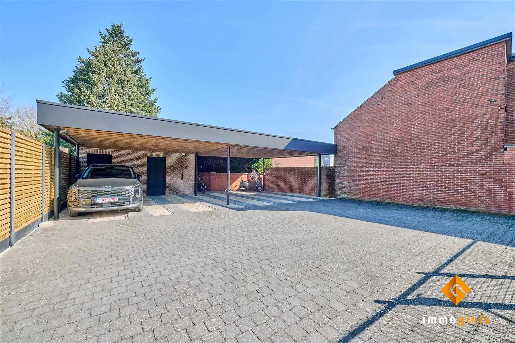 Ruim duplexappartement met 2 slaapkamers, groot terras, kelderberging en carport. foto 18