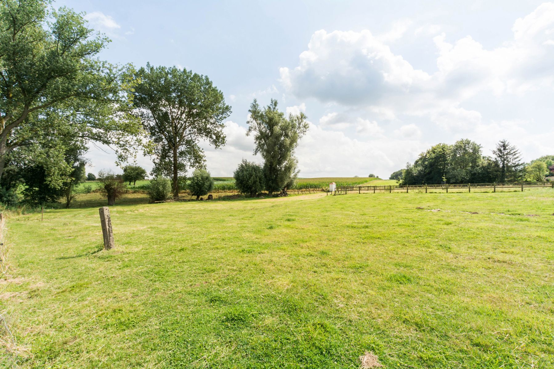 Verzorgde, instapklare woning HOB met grote tuin en garage foto 7