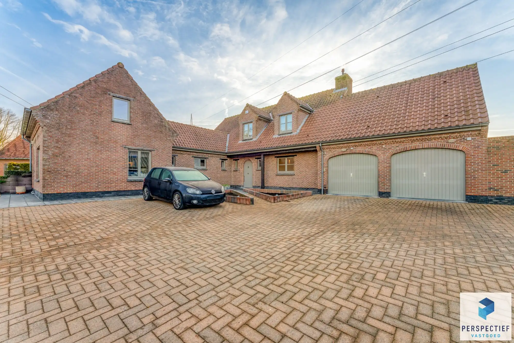 Landelijk gelegen villa met handelsruimte en buitenzwembad op 1370 m² foto {{pictureIndex}}