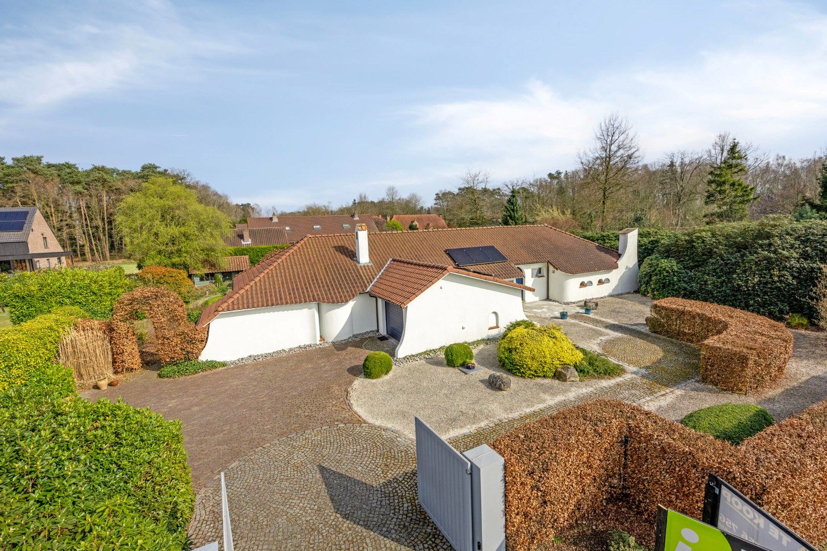 Gelijkvloerse woning met 3 slpks op een prachtig perceel van 1.932 m² te Retie ! foto {{pictureIndex}}