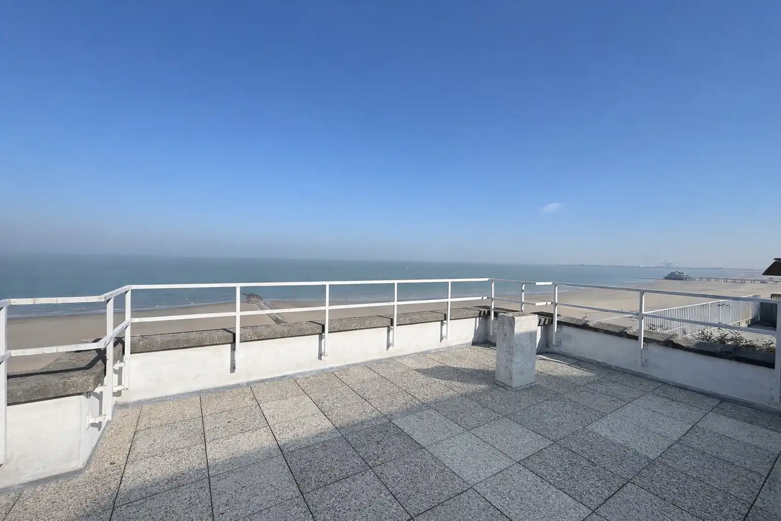 Bijzonder ruim (90 m²), hedendaags 2-slaapkamerappartement met prachtig frontaal zicht op zee.  foto 12