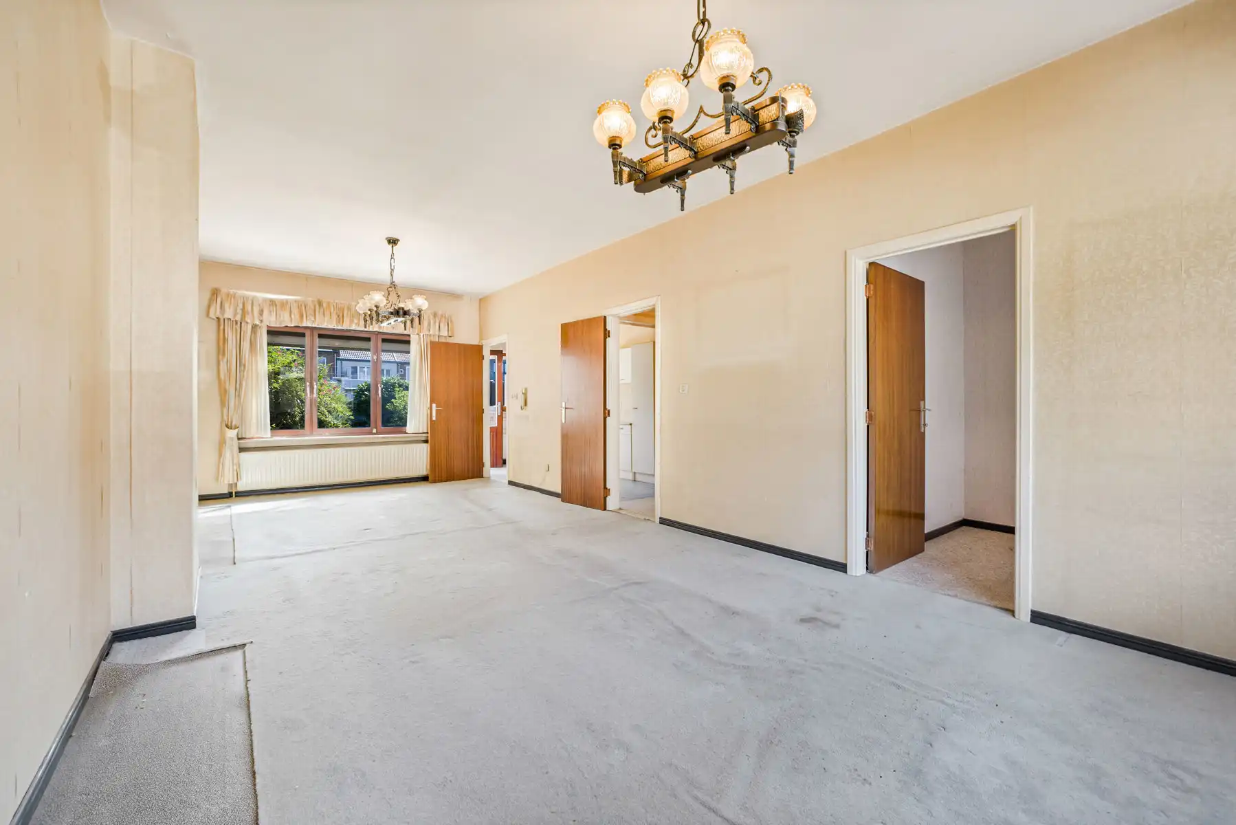 Goed gelegen woning met 4 slaapkamers en garage foto 6