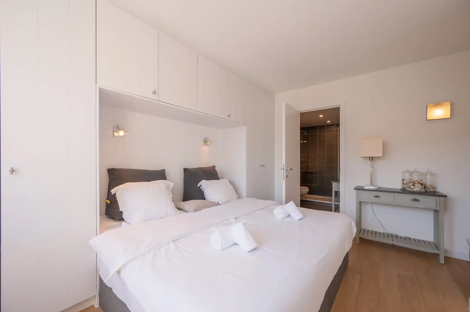 Ruim en instapklaar appartement met drie slaapkamers, centraal gelegen in Knokke. foto 12
