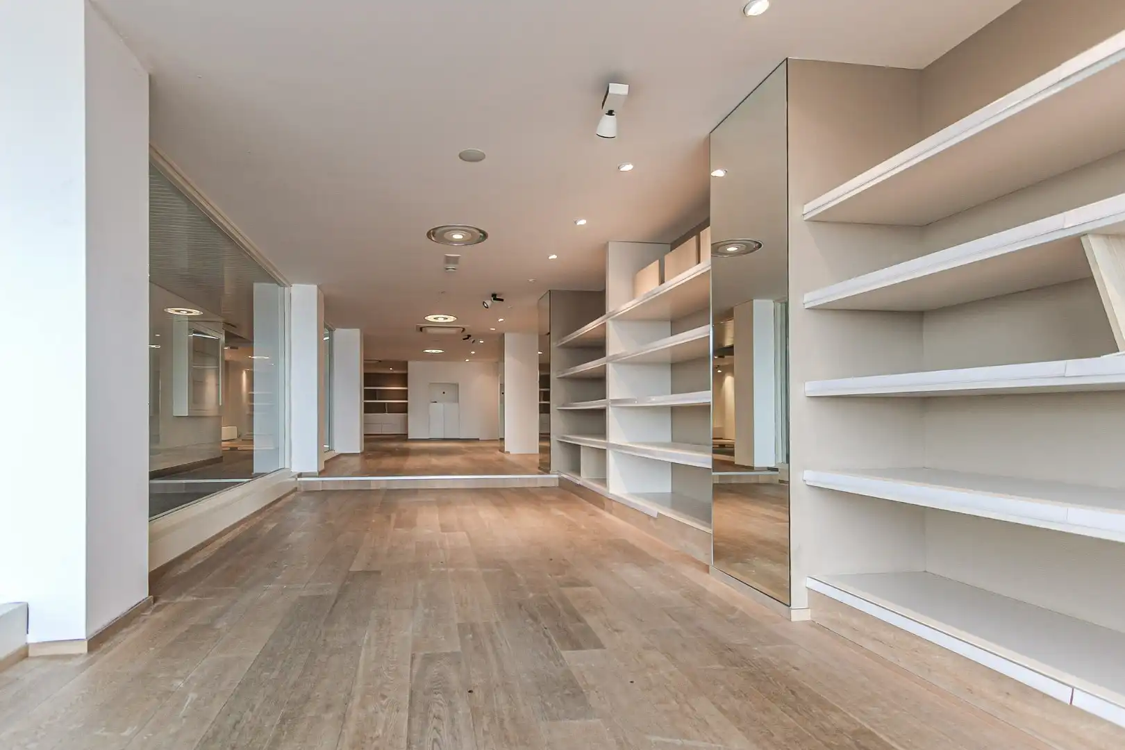 Verhuurd winkel te koop van 471 m² te Zeedijk  678-679 foto 8