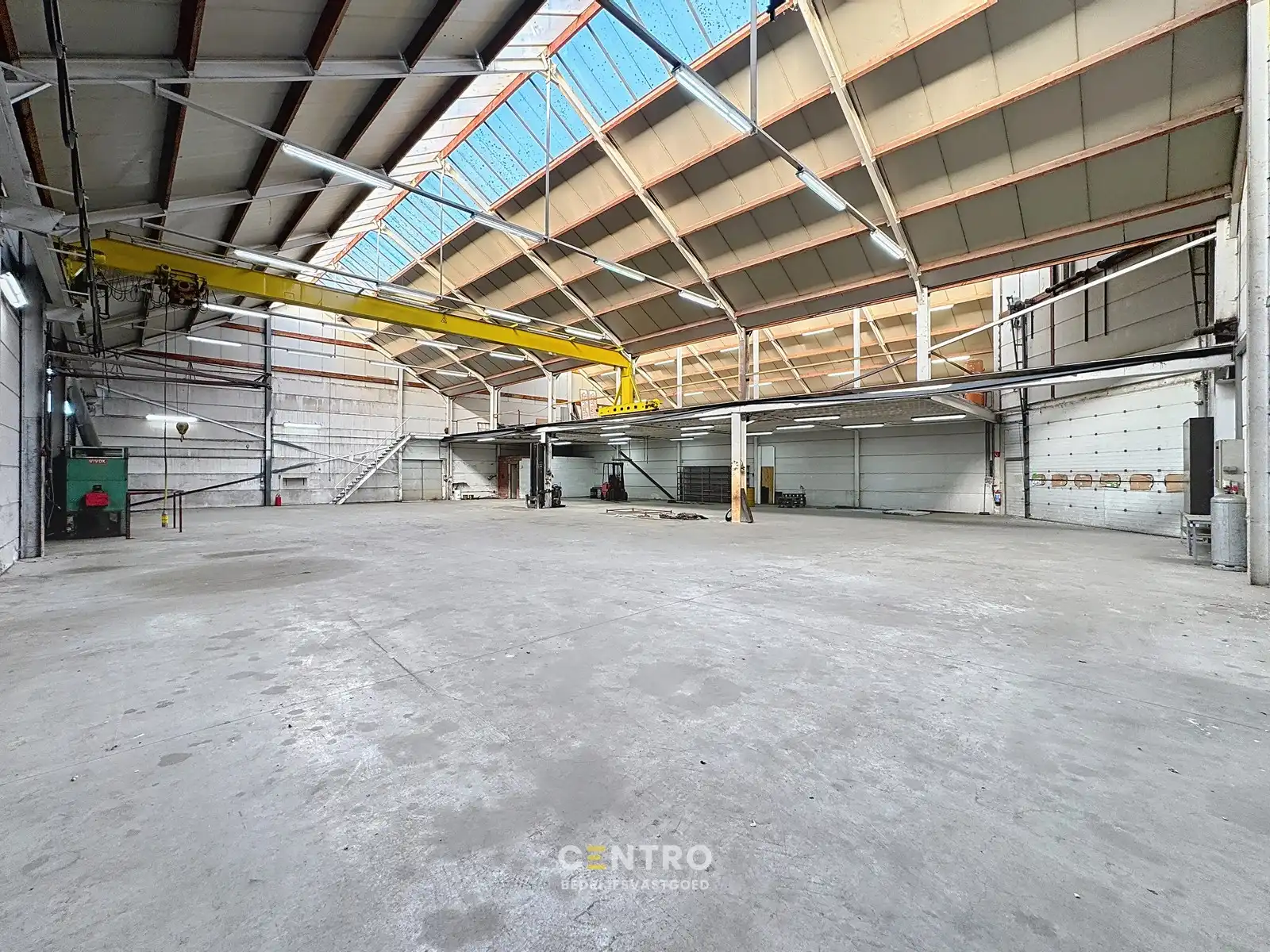 Opslagruimte met showroom en 3 verhuurde appartementen op 3.682m2! foto 15