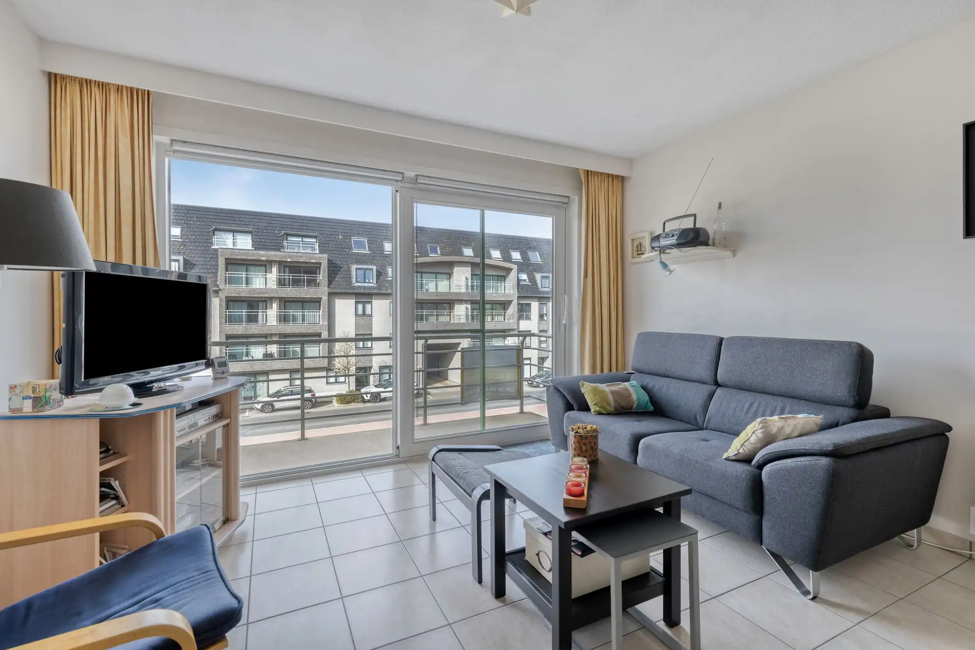 Ruime  studio met slaaphoek, terras en garage in Westende. foto 4