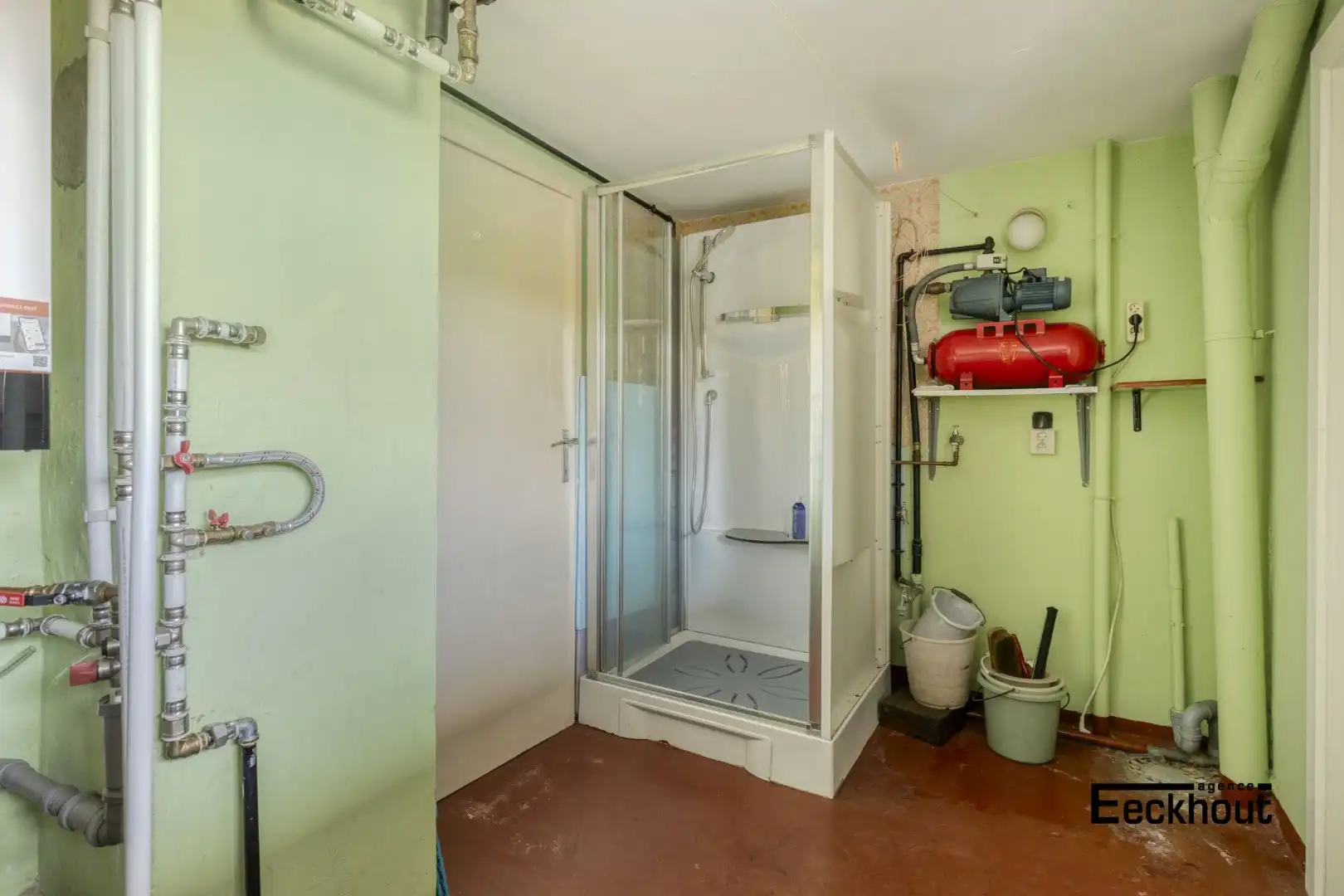 Te moderniseren woning op goede ligging met garage en tuin! foto 21