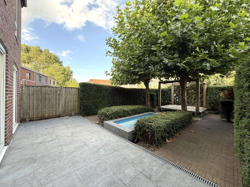 Rustig gelegen woning met mooie tuin en carport foto 12