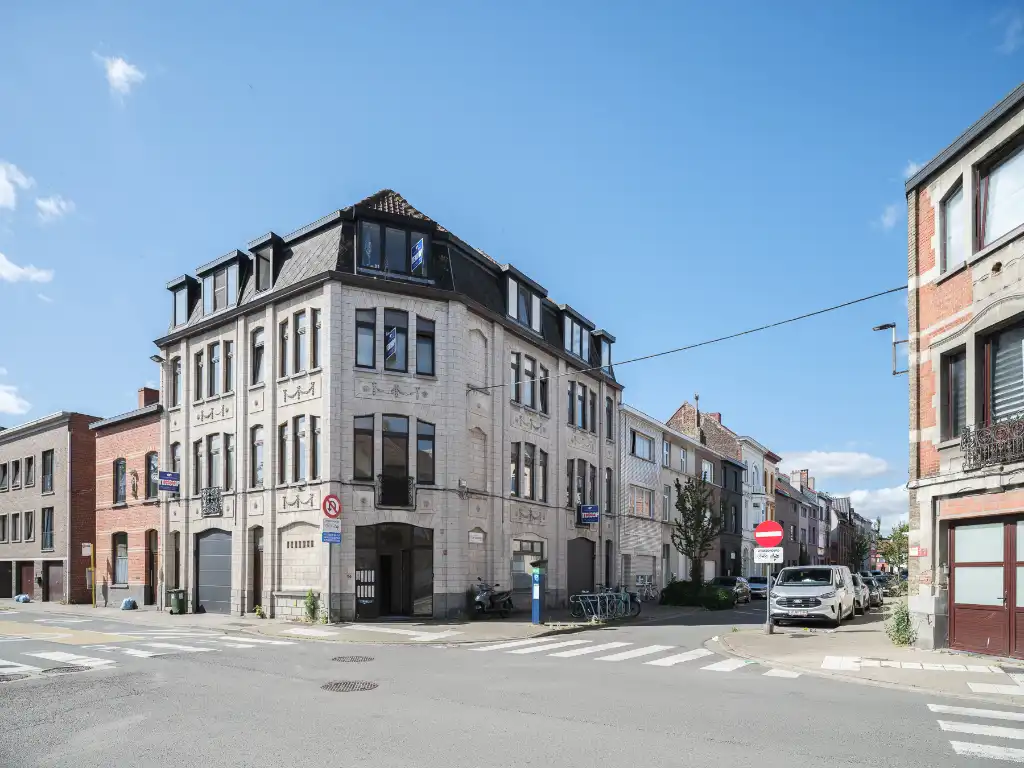Hoofdfoto van de publicatie: Lichtrijk duplexappartement met 2 slaapkamers nabij het Rozebroekenpark
