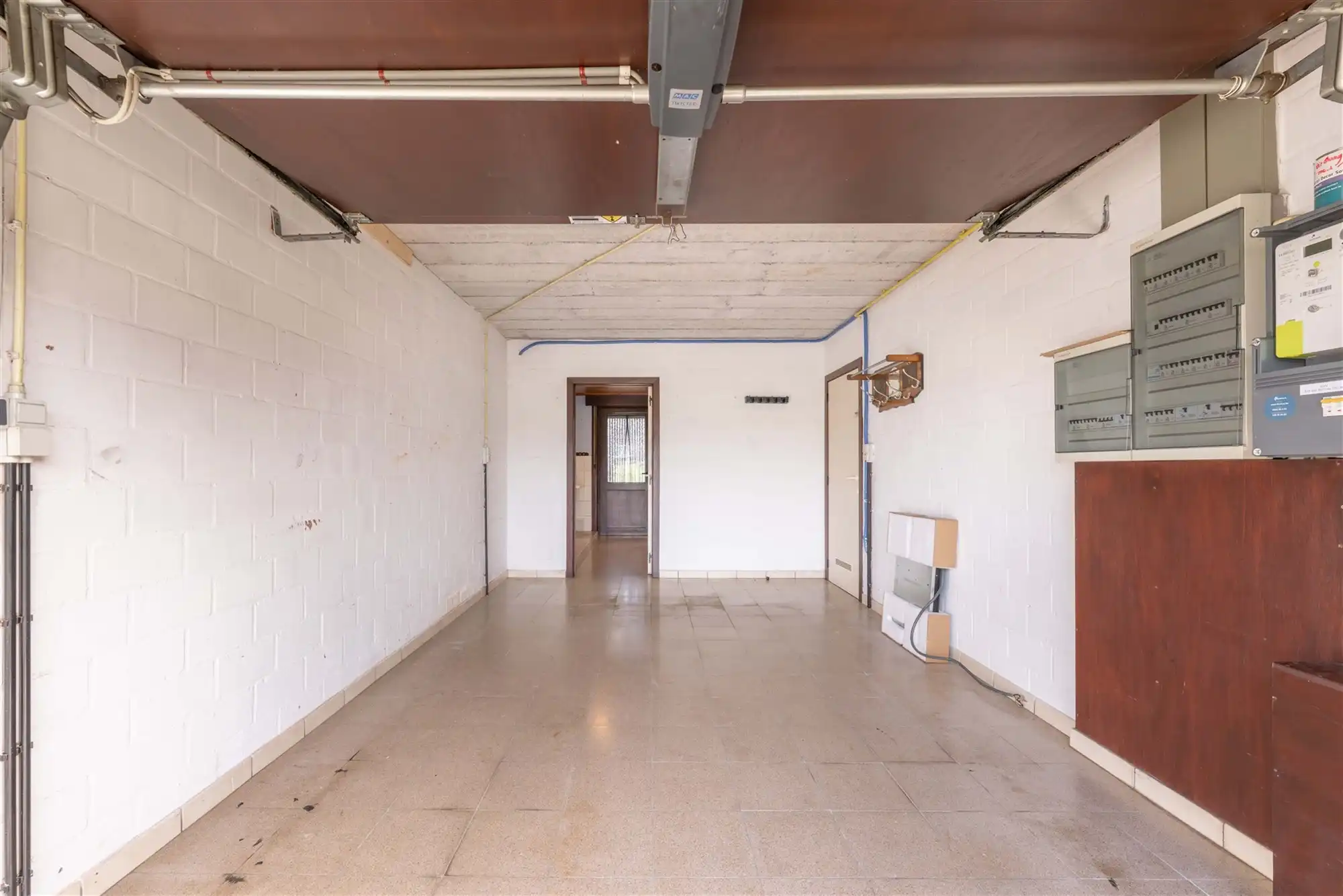 Kloeke halfopen woning met 2 garages en tuin foto 9