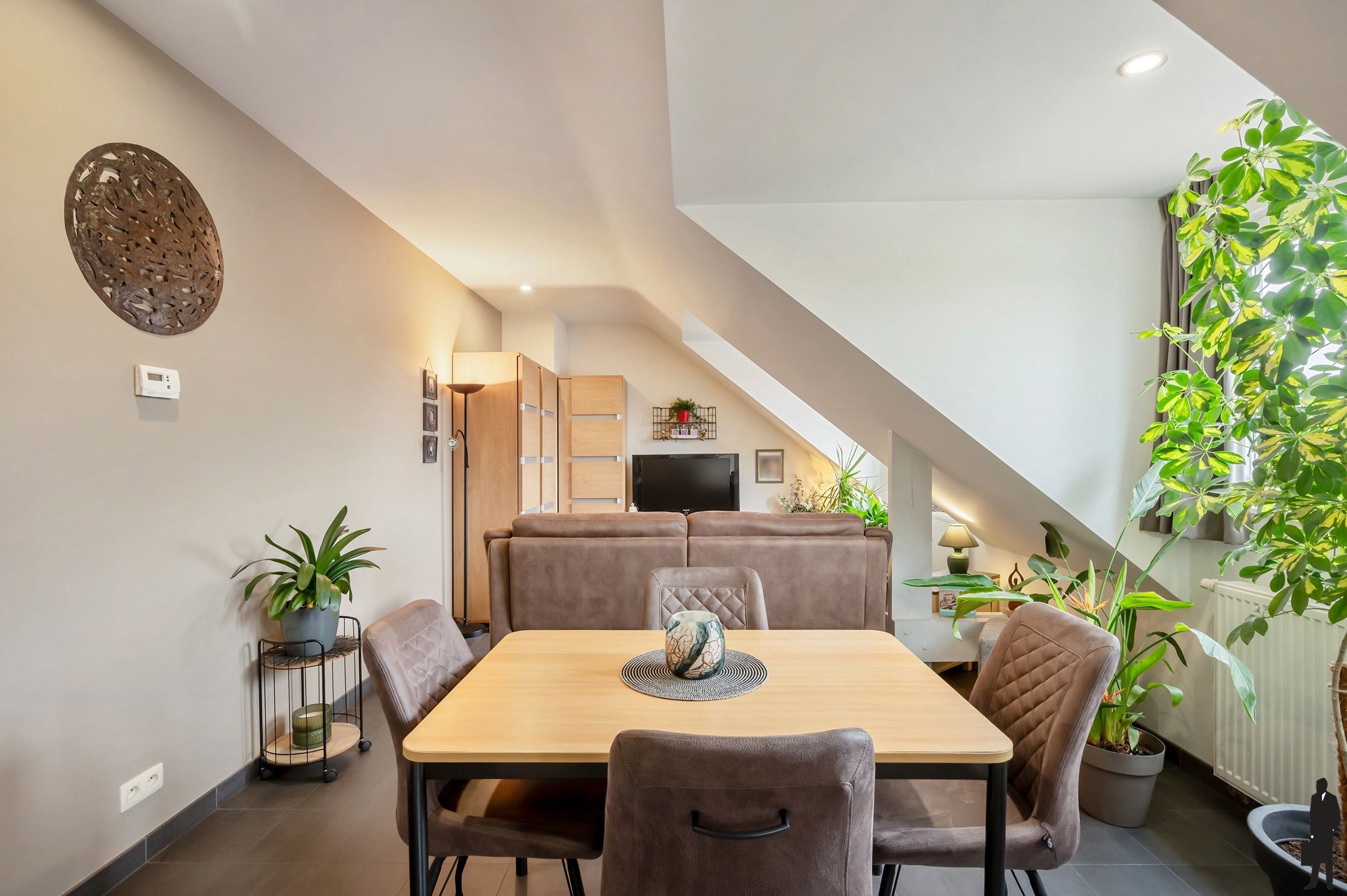 Polyvalent gebouw met 60 parkeerplaatsen en appartement! foto 14