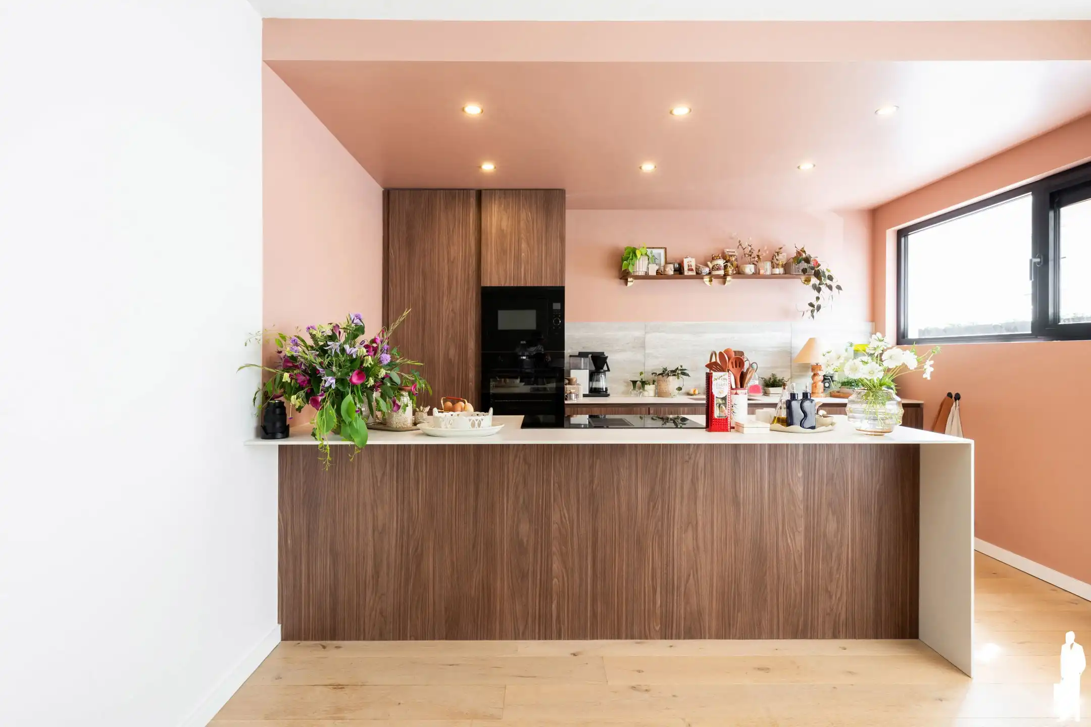 Gerenoveerd appartement met 2 slpks, tuin en autostaanplaats foto 3