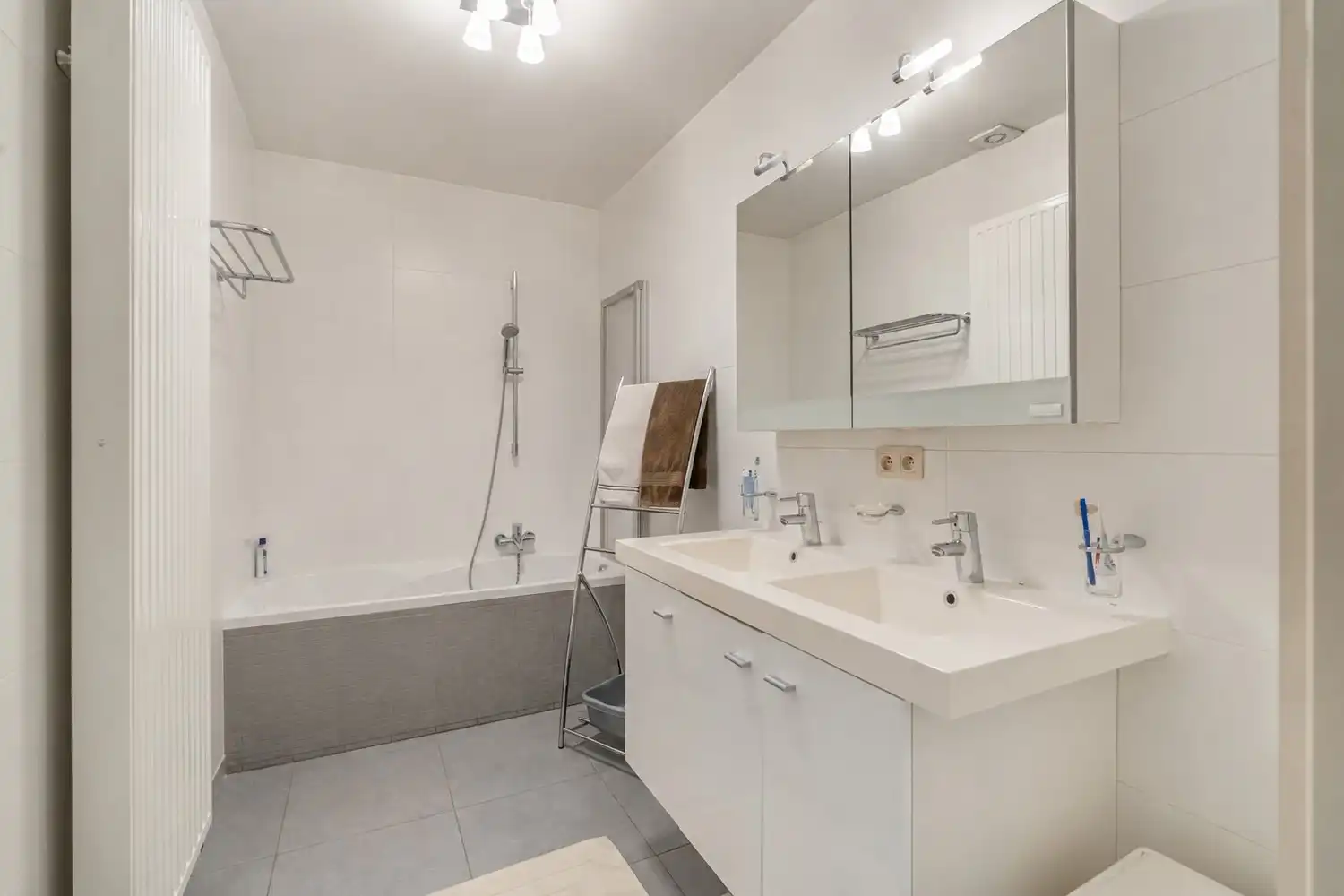 Goed onderhouden gelijkvloersappartement met 2 slaapkamers, ondergrondse autostaanplaats en kelder te Linden ! foto 11