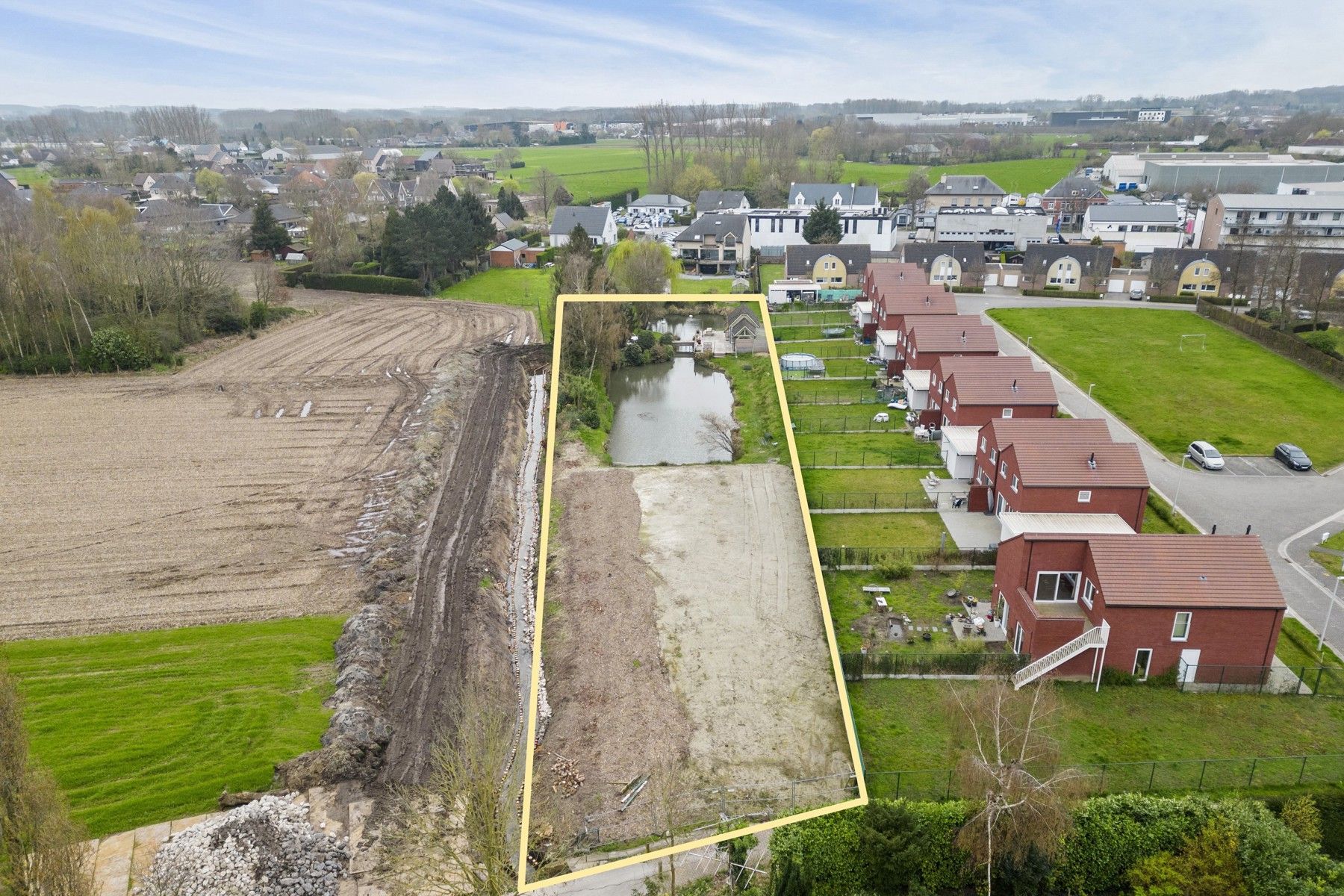 Uniek gelegen bouwgrond van 3381 m2 met wellness chalet en vijver te Wetteren foto 1