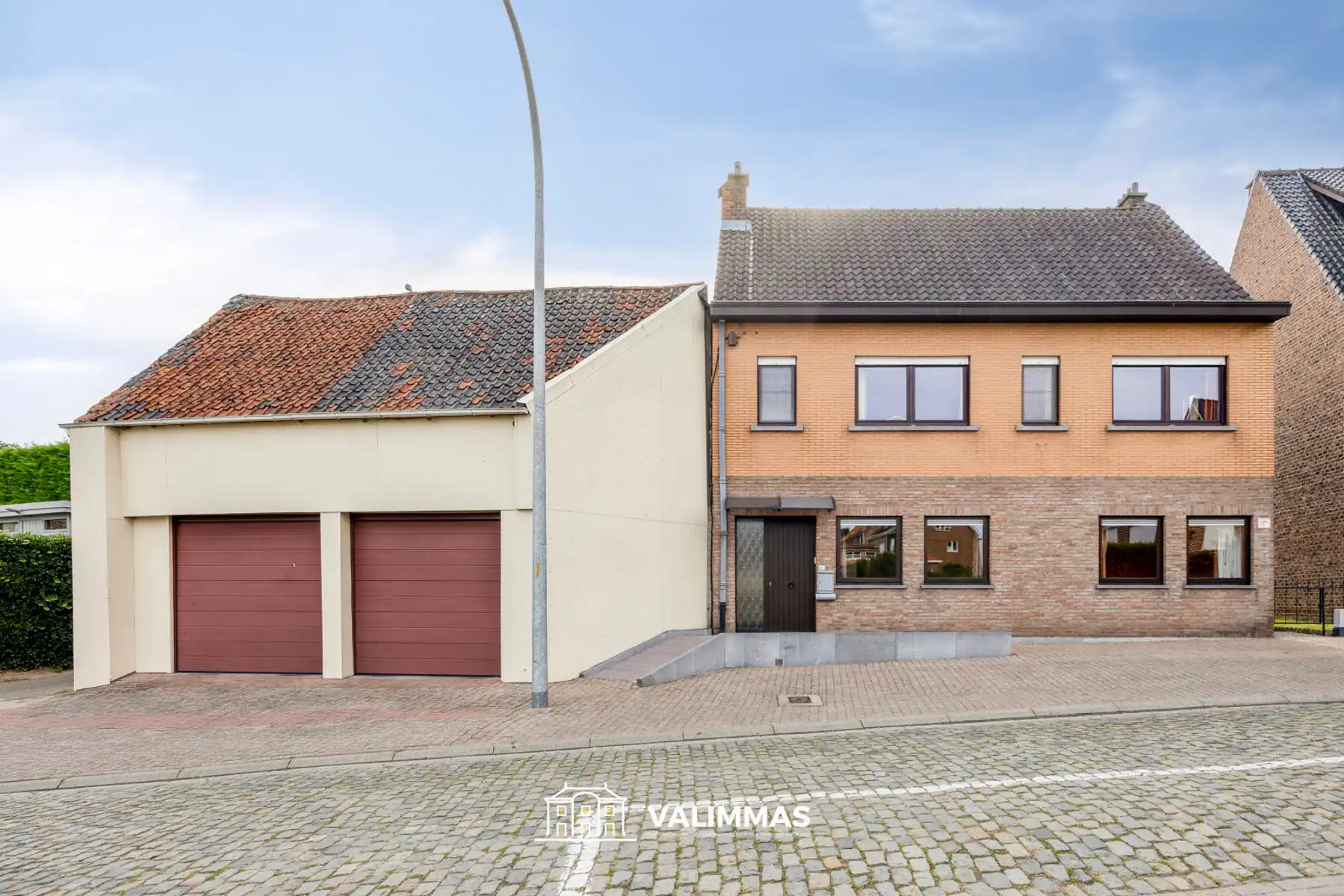 Zeer ruime vrijstaande woning met tuin, garage & bijgebouwen foto 2