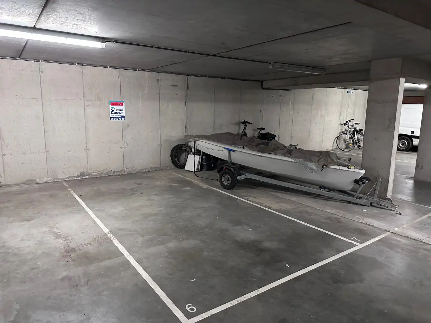 Centraal gelegen autostaanplaats, nabij Lippenslaan - Zegemeer. Gelegen op niveau -1 foto 3