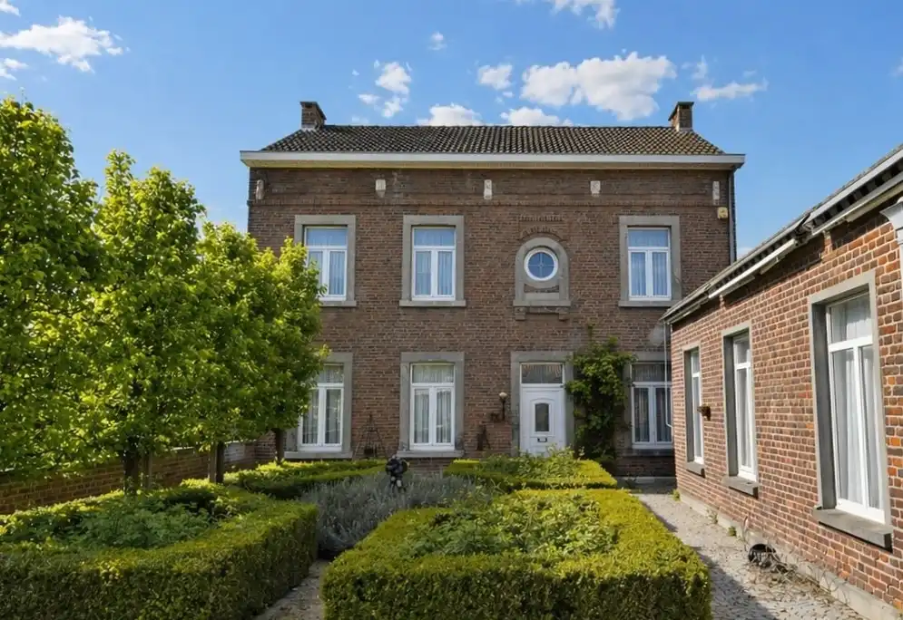 Karaktervol herenhuis met binnenkoer op ruim perceel in Vreren (Tongeren-Borgloon) foto {{pictureIndex}}