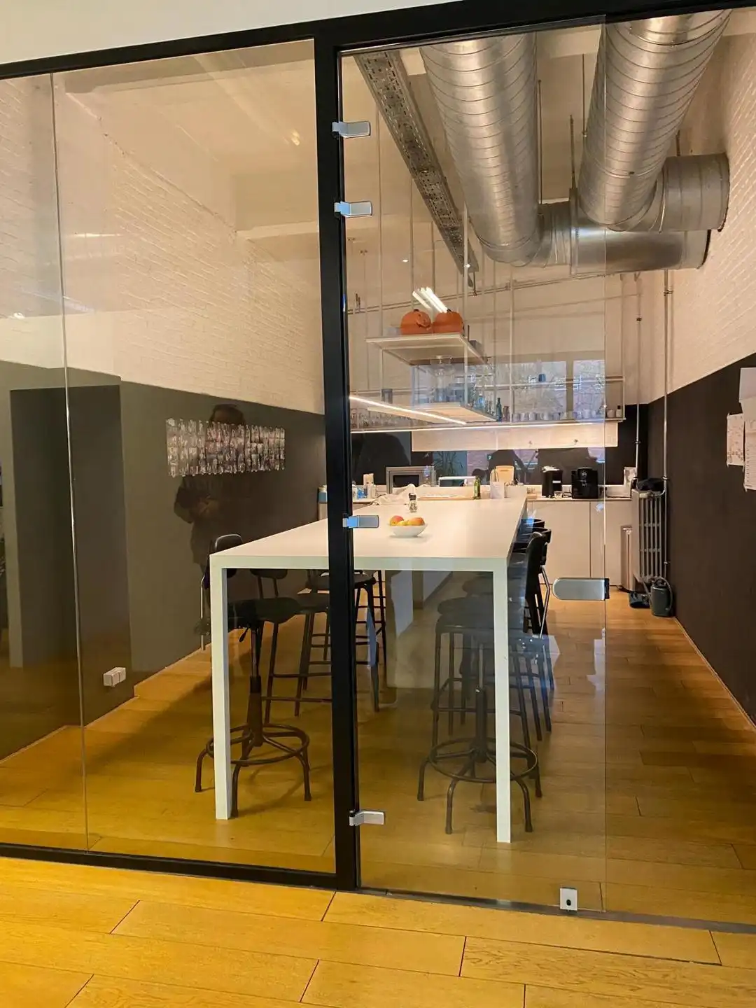 Kantoorruimte 686m² te huur in voormalige  Minerva Motors'-fabriek.  foto 10