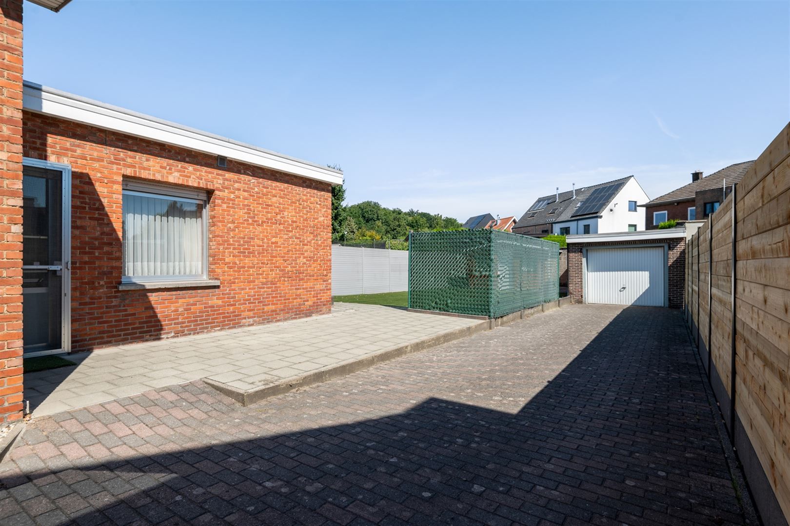 Te renoveren halfopen woning met 3 slaapkamers en garage. foto 16