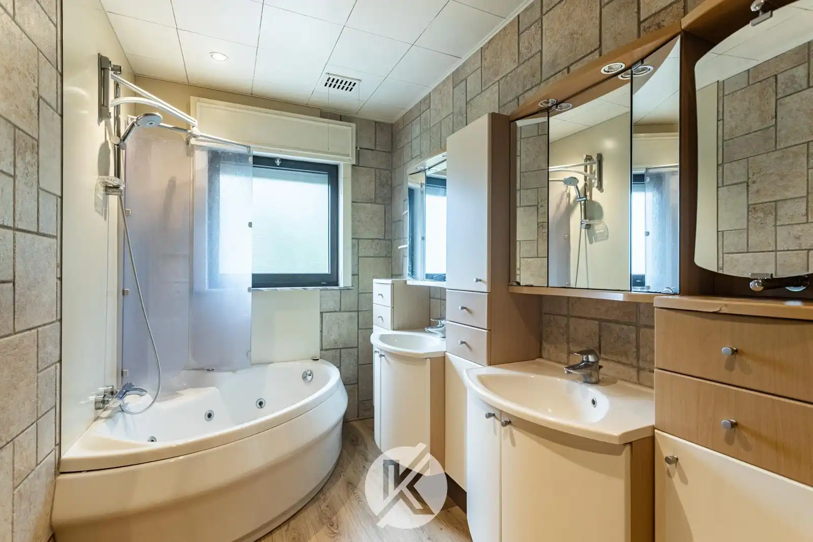 Ruime woning met uitzicht op omliggend landschap foto 18