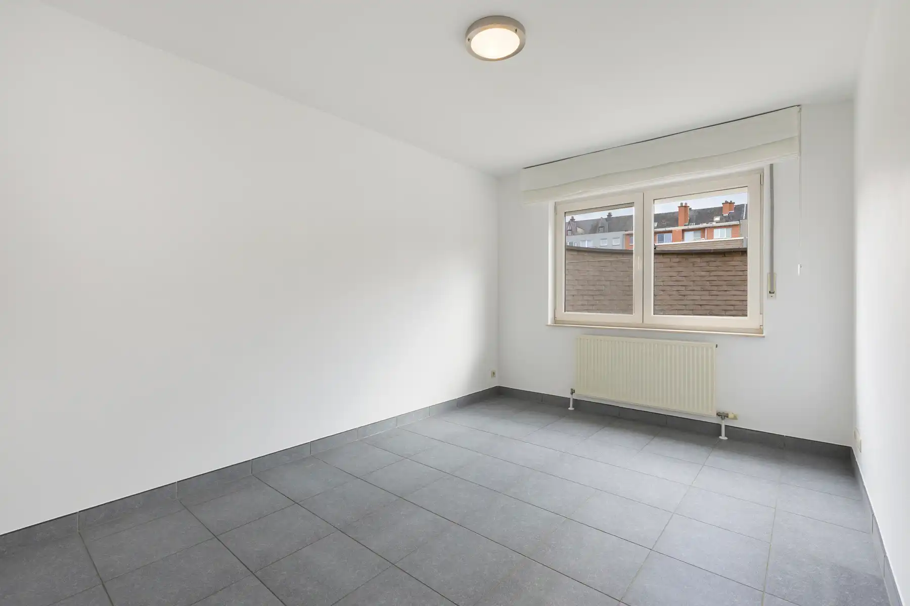 Instapklaar gelijkvloersapp met 2 slp, terras en garage! foto 11