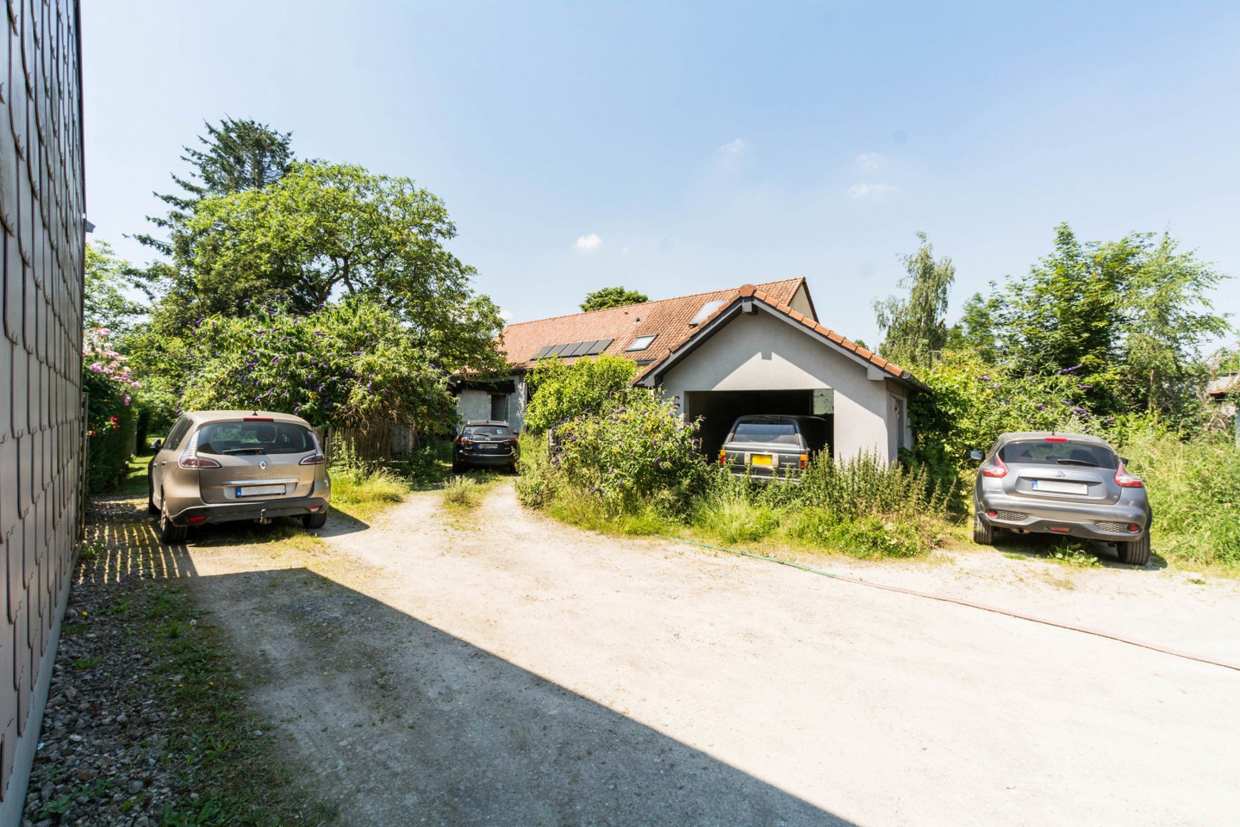 Een verder af te werken (deels ruwbouw) hoeve met grote tuin foto 2