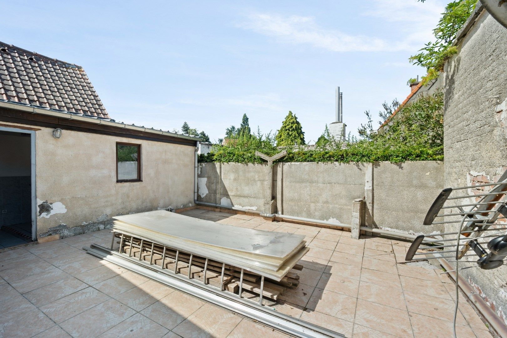 Te renoveren hoekwoning op strategische ligging foto 13
