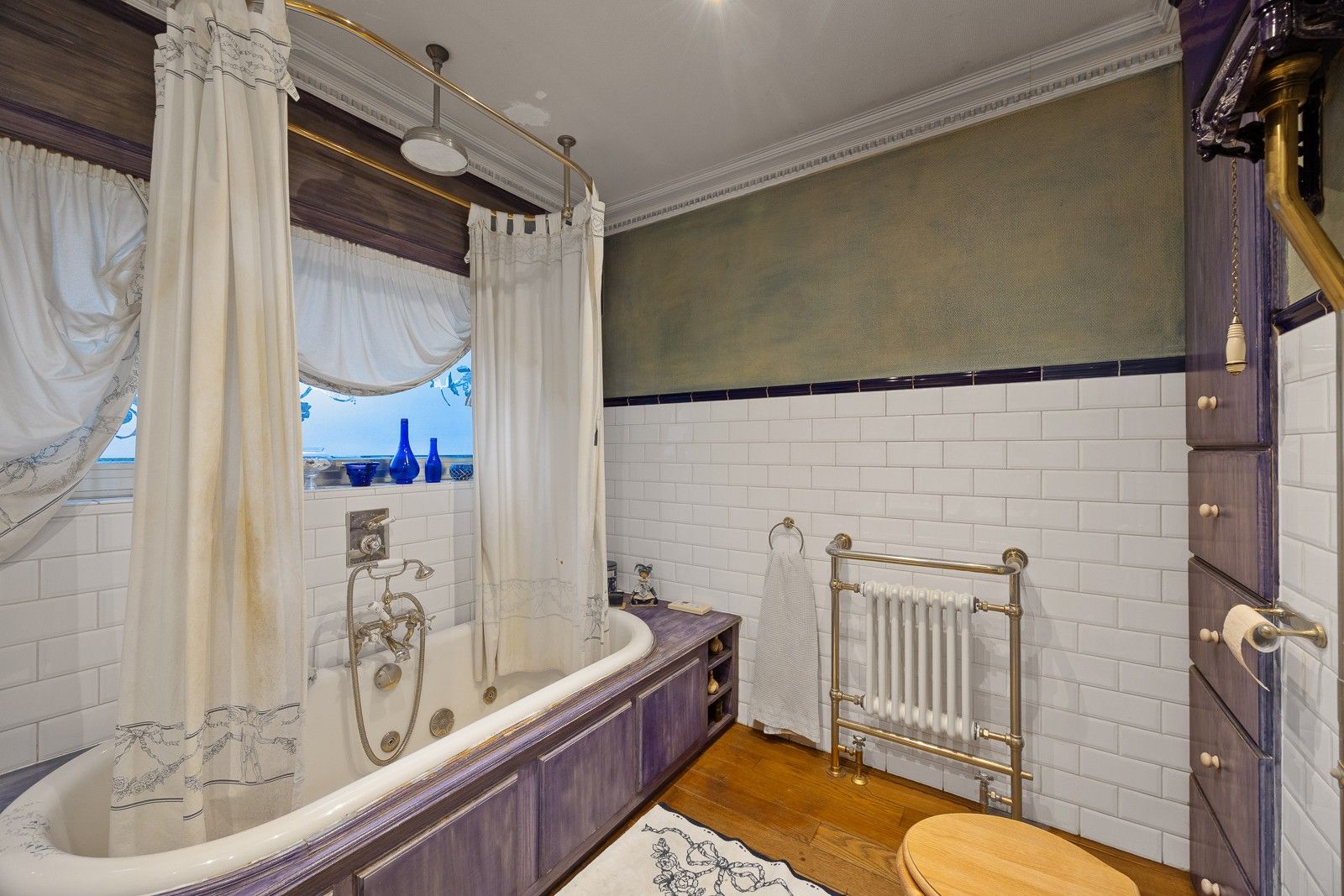 Open bebouwing met grote garage of magazijn, gelegen volledig in het groen en ingericht met een 'charme-authentiek-interieur' foto 10