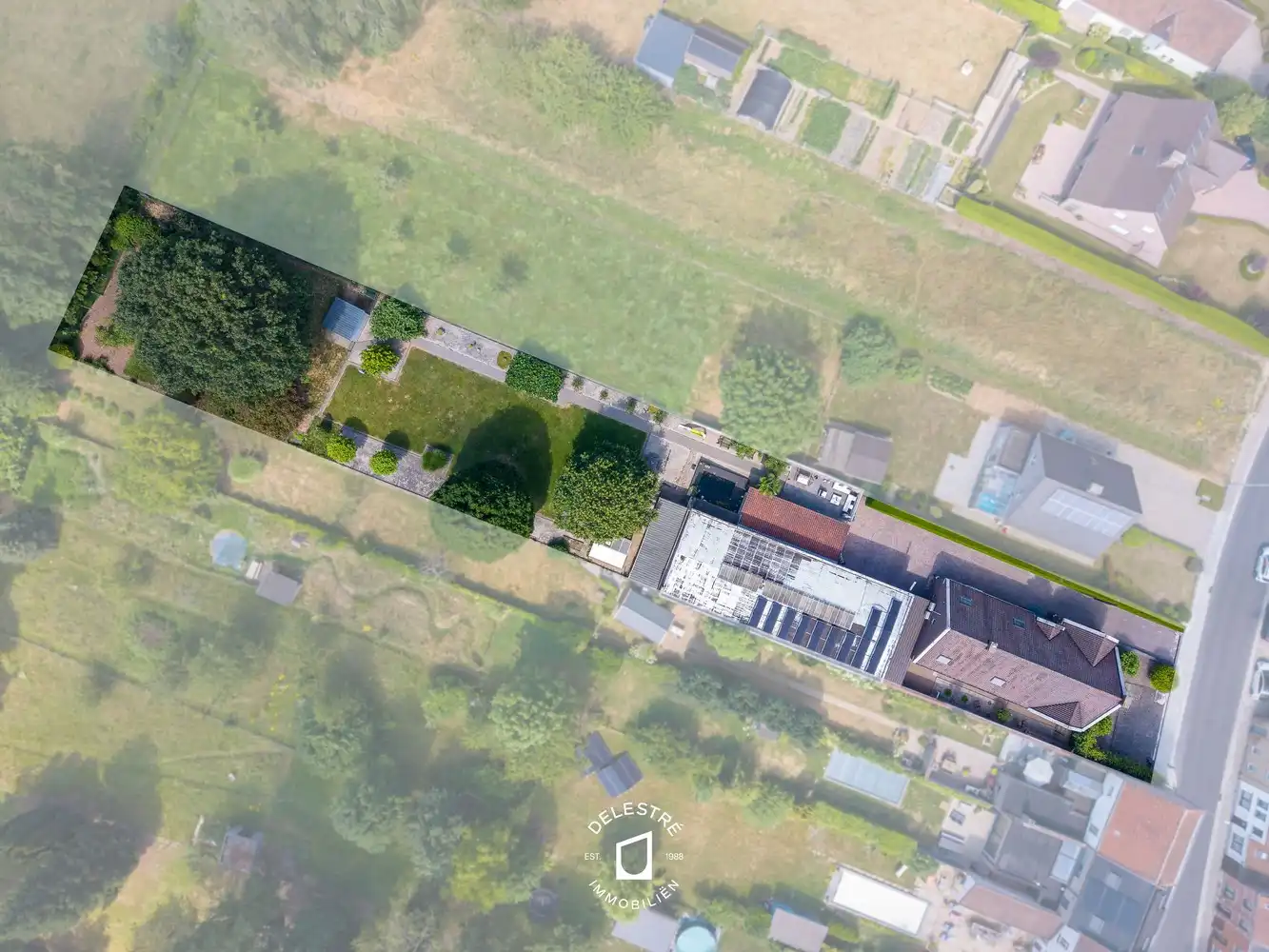 Unieke eigendom met villa, zalige tuin, werkplaats en talrijke mogelijkheden in Okegem foto {{pictureIndex}}