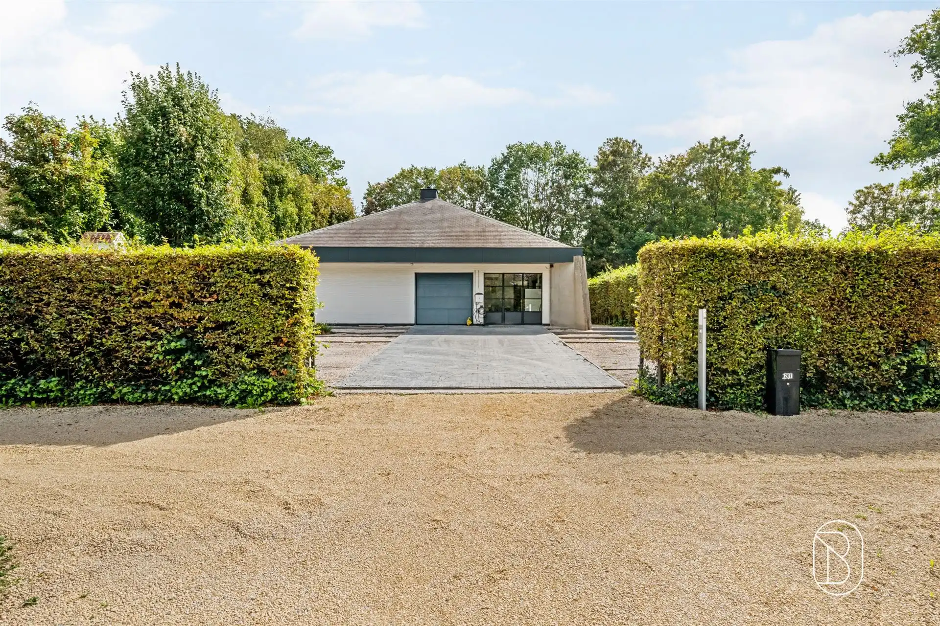 Grote architectenwoning met mooie tuin + bijgebouw foto 4