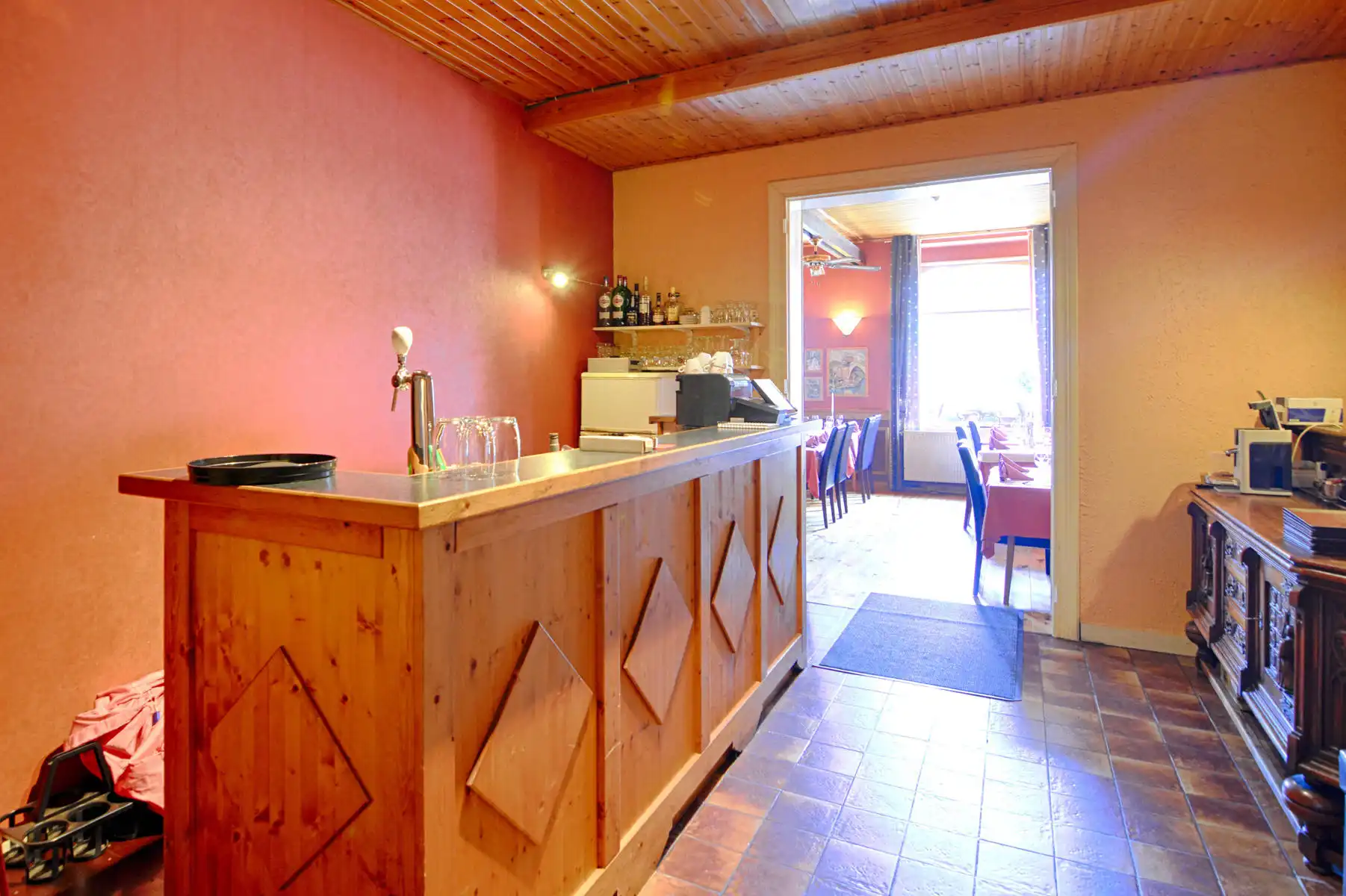 Riante woonst met statig horecapand en feestzaal foto 10