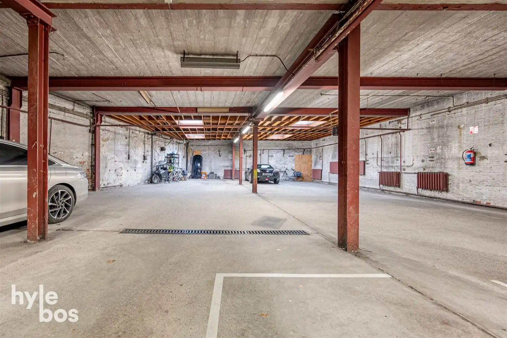 Ruim bovenhuis met groot magazijn in het centrum van de stad foto 13