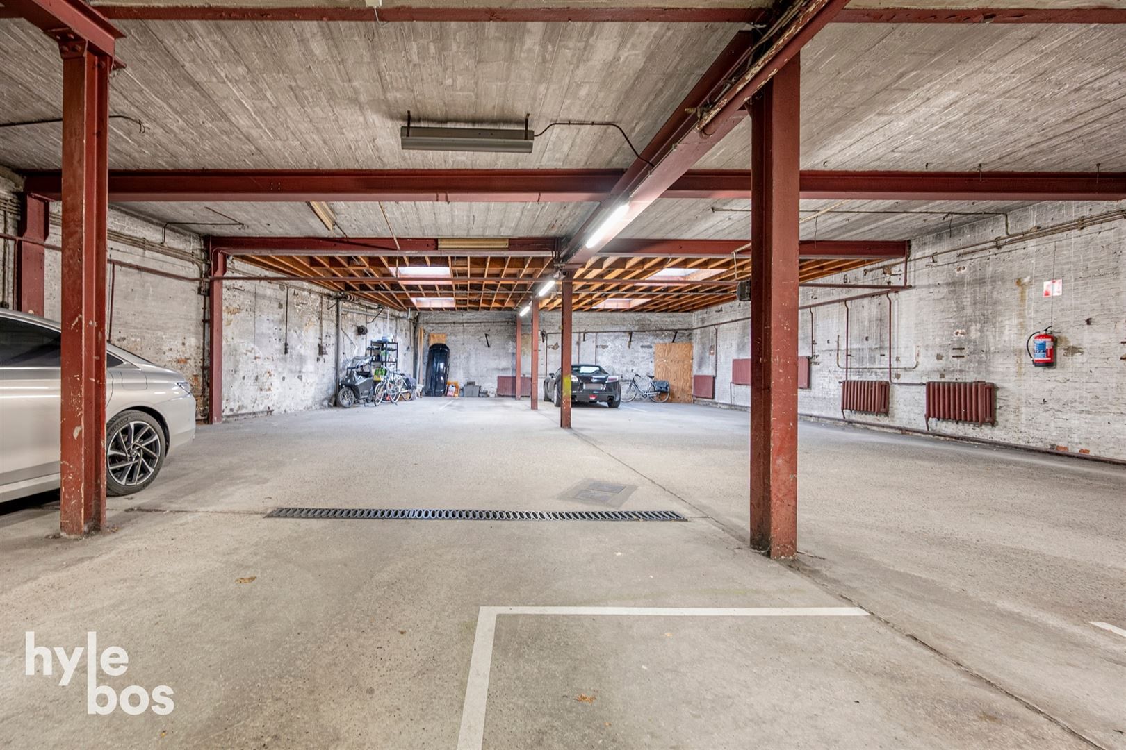 Ruim bovenhuis met groot magazijn in het centrum van de stad foto 13