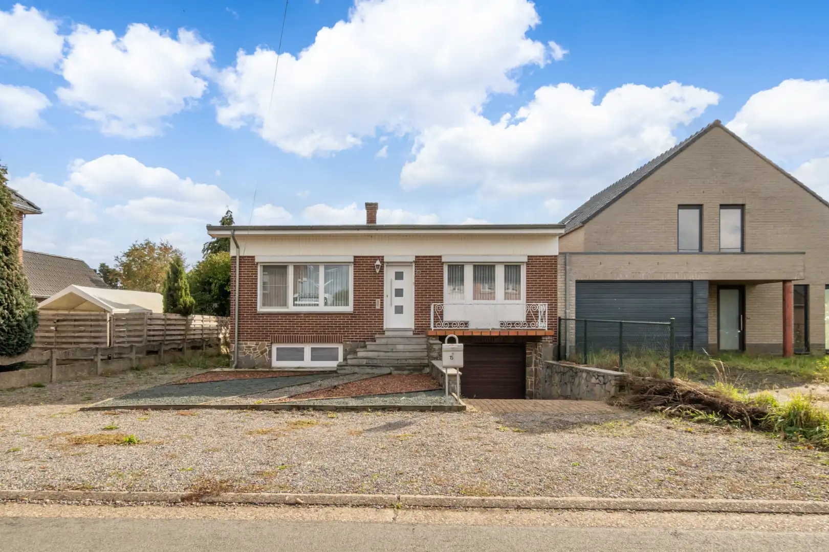 Op te frissen, halfvrijstaande gelijkvloerse woning gelegen in een rustige omgeving op 8a58ca. foto 2