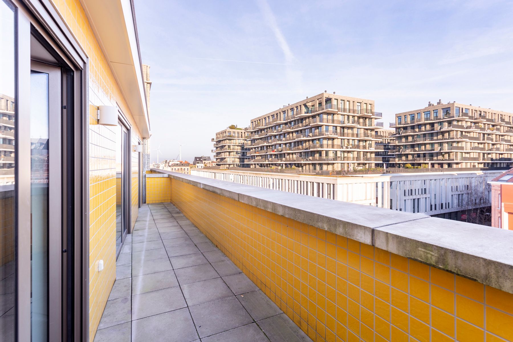 Stijlvol gemeubeld appartement met terras in de Cadixwijk foto 6