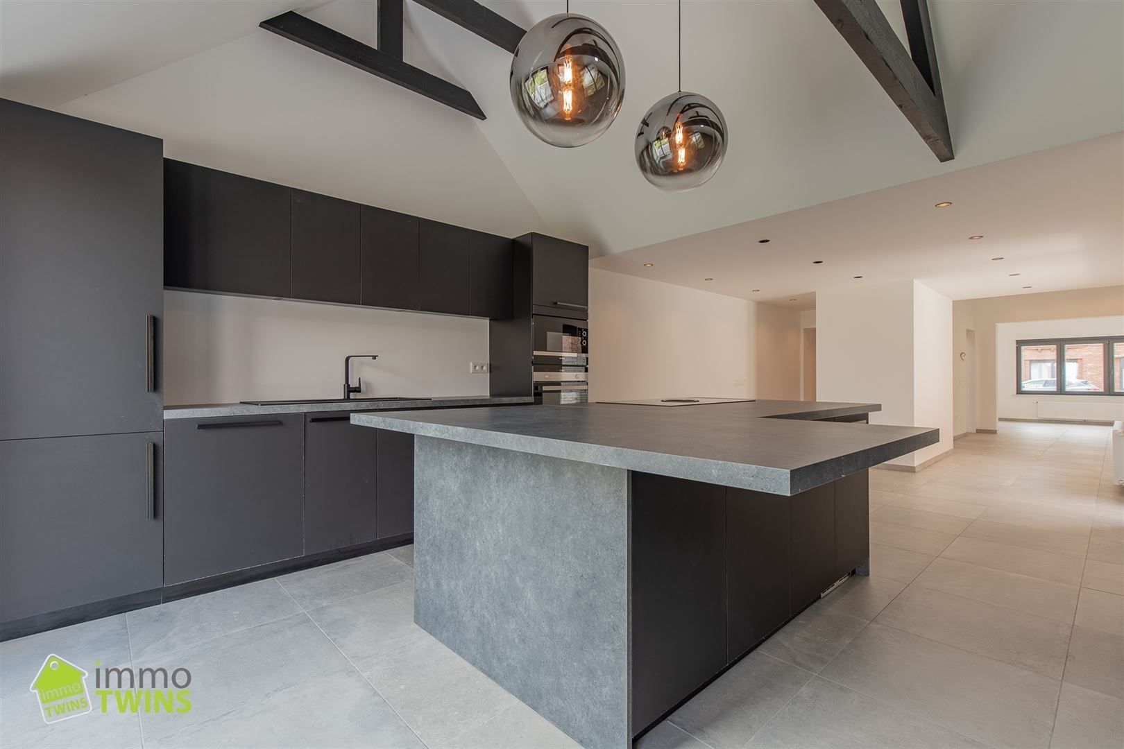 Volledig gerenoveerde gezinswoning met ruime tuin te Lebbeke foto 2