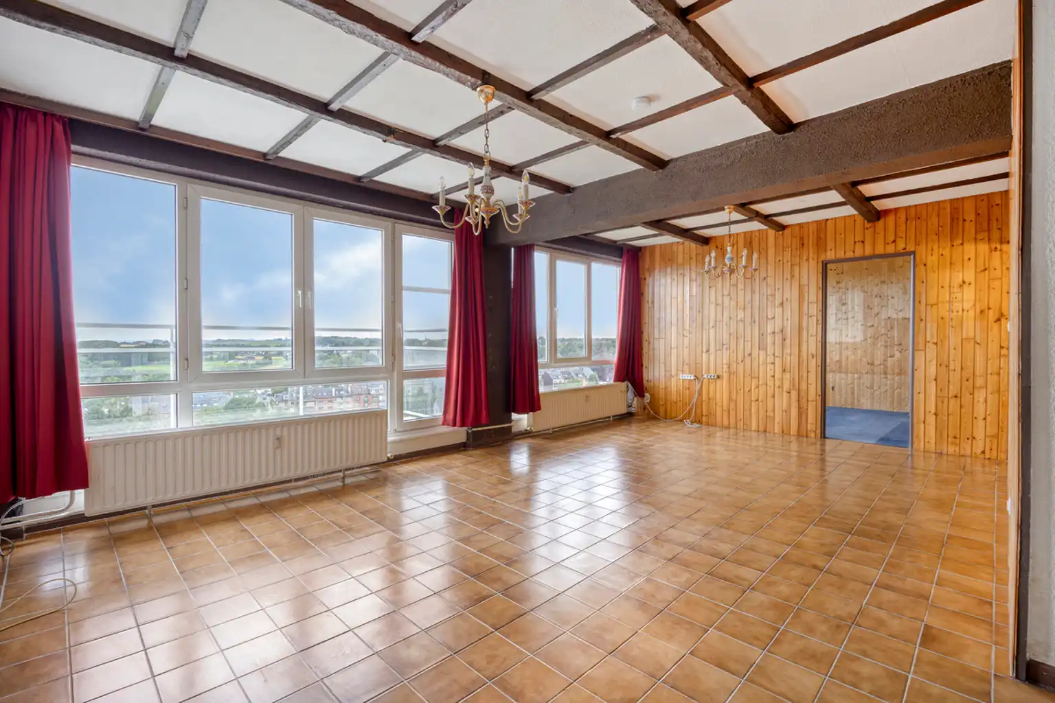Op te frissen 2-slaapkamerappartement met prachtig uitzicht foto 5