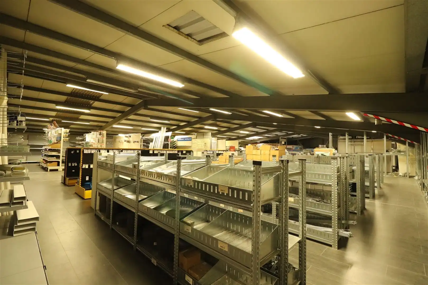 KMO-unit met kantoor en parking foto 11