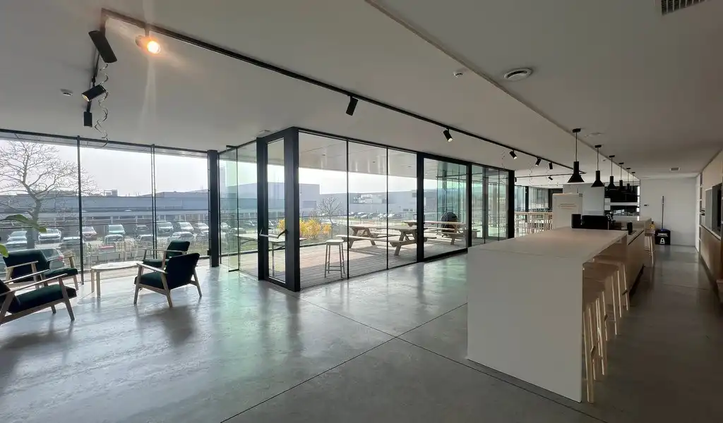 Recent bedrijfsgebouw met prachtige kantoren te huur in Lokeren foto 13