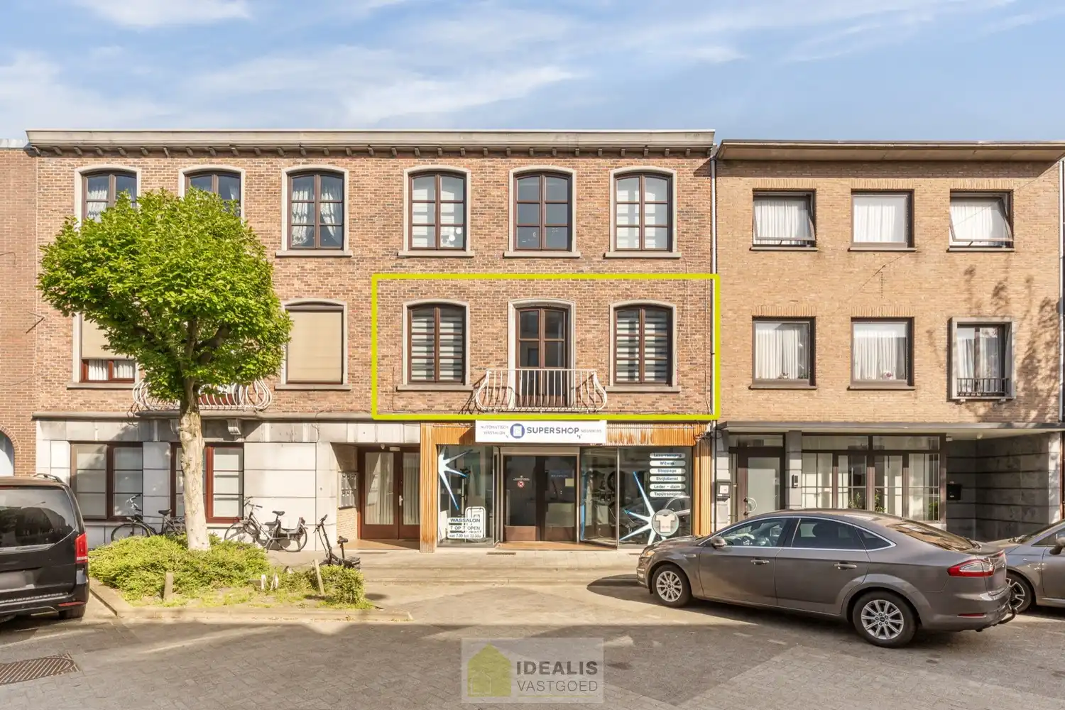 IDEALIS VASTGOED – RUIM APPARTEMENT MET TERRAS VAN CA.35M² EN PRIVATIEVE GARAGE IN HARTJE LOMMEL! Dit ruime appartement met een netto bewoonbare oppervlakte van ca.101m² bevindt zich op de 1e verdieping. Het appartement is vlot bereikbaar via de trappenzaal. Een naar eigen smaak op te frissen, goed ingedeeld en lichtrijk appartement met 2 slaapkamers, ruim terras en privatieve garage met sectionale poort! Zeker het bezoeken waard!! foto {{pictureIndex}}