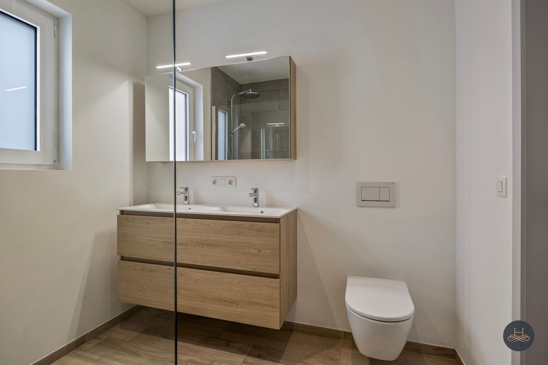 Totaal gerenoveerde woning met grote tuin foto 16