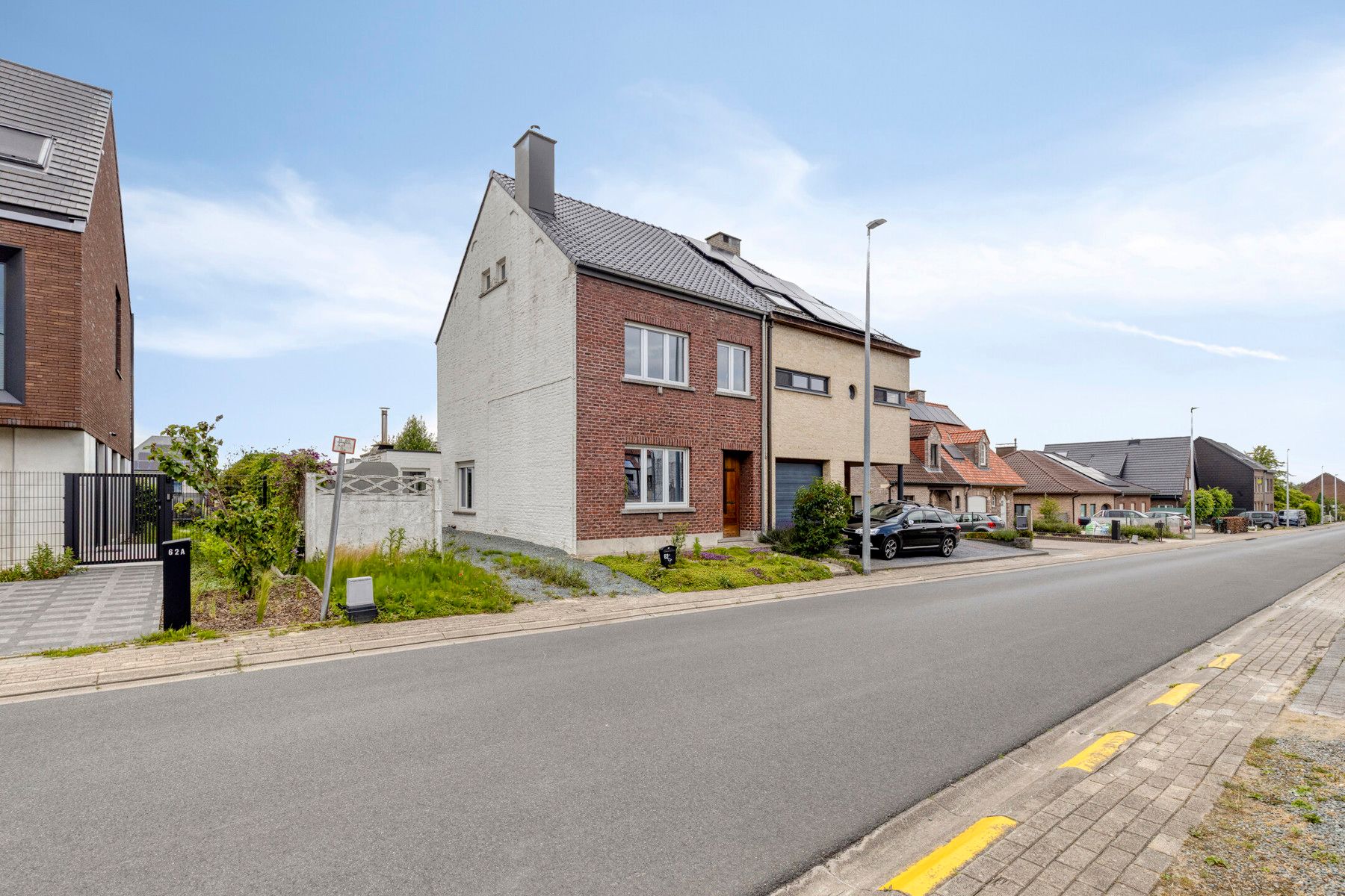 Deels te renoveren lichtrijke driegevelwoning  foto 2