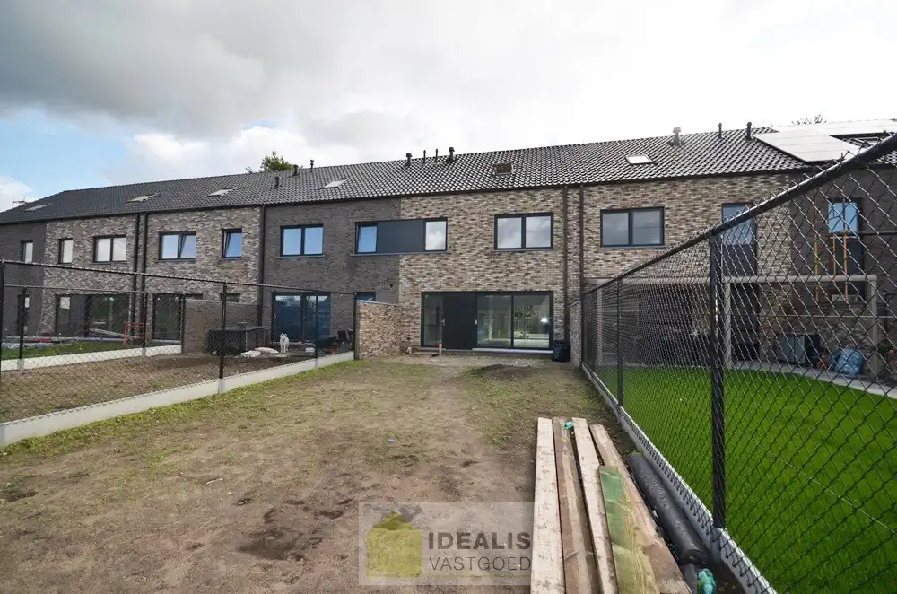 GELIEVE ENKEL AAN TE MELDEN VIA MAIL!! RUIME NIEUWBOUW GEZINSWONING OP WANDELAFSTAND VAN CENTRUM! – Afgewerkte en ruime woning perfect gelegen op wandelafstand van het centrum van Peer alsook vlakbij uitgebreide sportfaciliteiten!! De woning is zeer fijn ingedeeld, met een inkomhal en wc, riante woonkamer, open keuken met naastgelegen berging op de gelijkvloerse verdieping, overloop, 3 slaapkamers en een ruime badkamer op de eerste verdieping en een zolder te bereiken via vast trap op de 2e verdieping!! Tevens beschikt de woning over een private voortuin/parking en is er een leuk tuintje met tuinberging aan de achterzijde. De achterzijde van het perceel is tevens toegankelijk via een pad. Deze nieuwbouwwoning werd zeer goed geïsoleerd opgeleverd, heeft slechts een E-peil van 38 en is voorzien van ventilatie type D!! Zeer geschikt voor kandidaten op zoek naar een correct geprijsde nieuwbouwwoning!! Beschikbaar vanaf 1 december 2026. foto 4